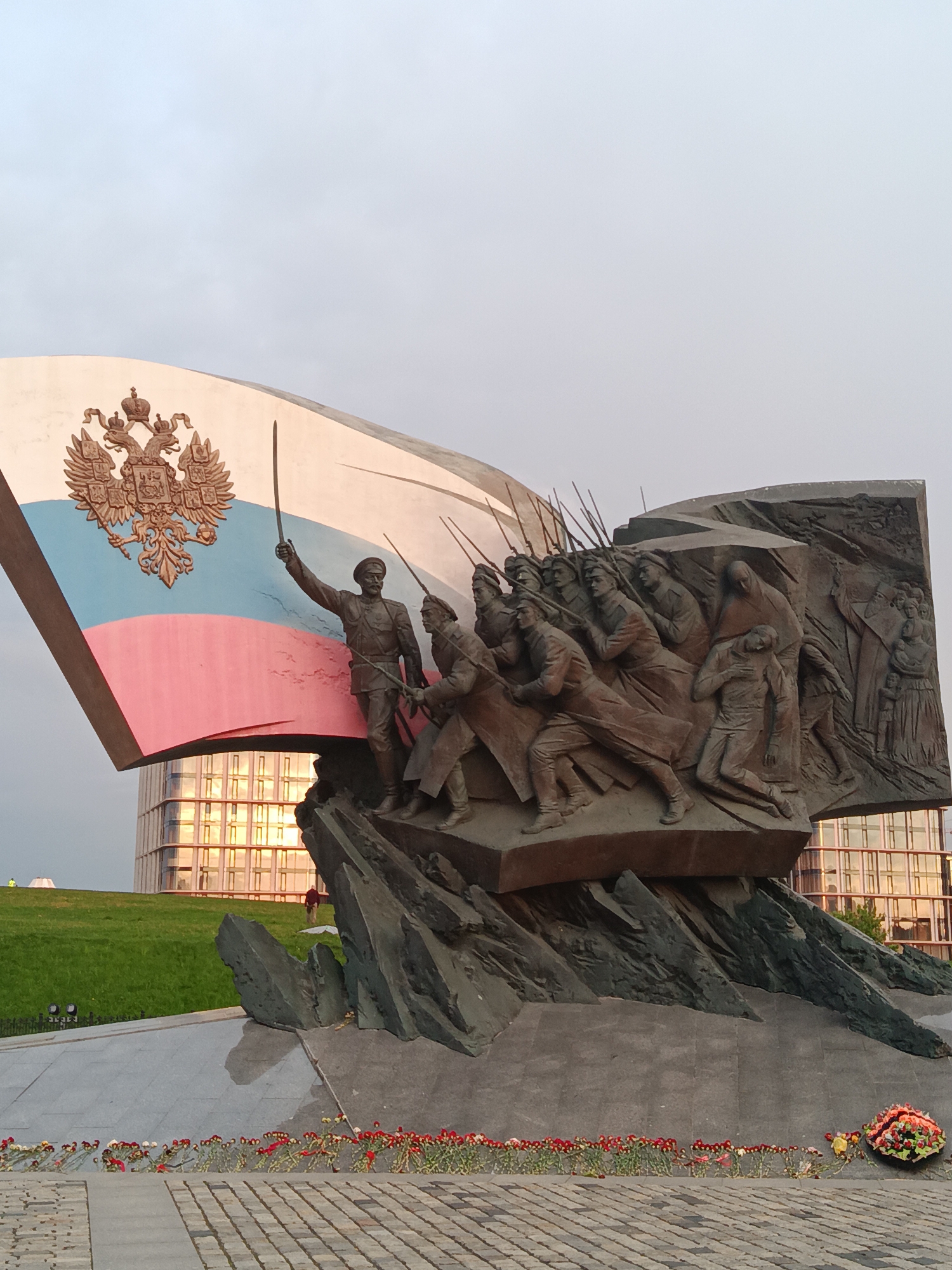 Evening life documented at Moscow's Poklonnaya Hill memorial complex