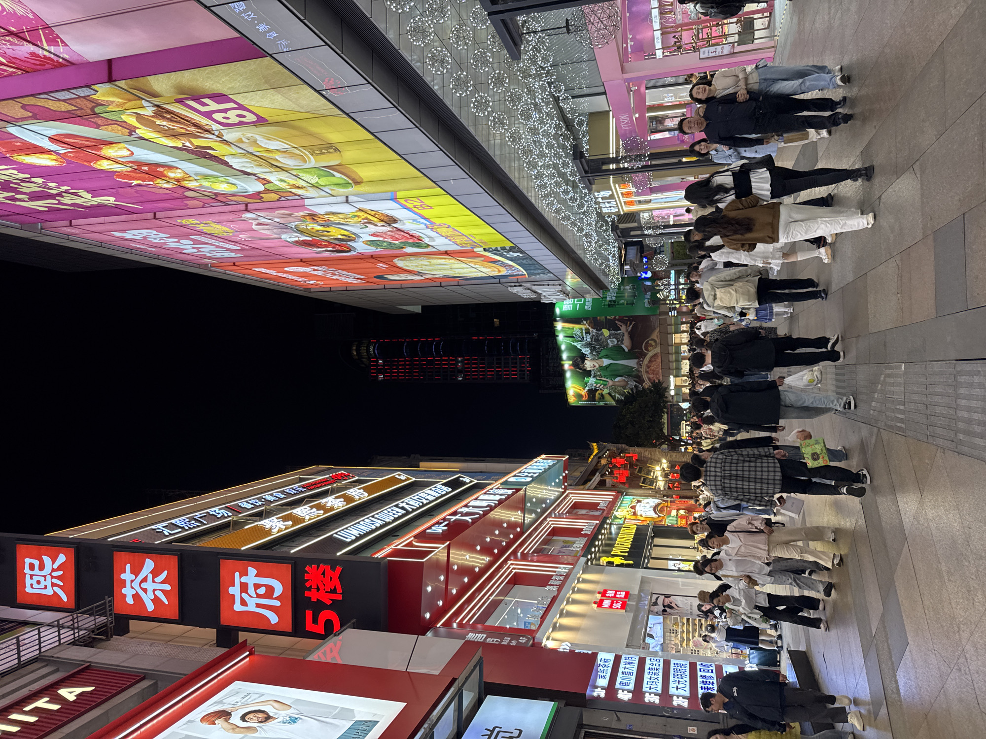 Chengdu street life and dining captured in Jinjiang District