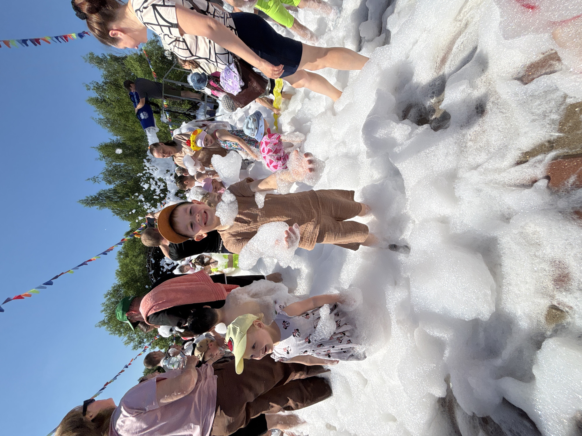 Children enjoy outdoor foam party in Russia
