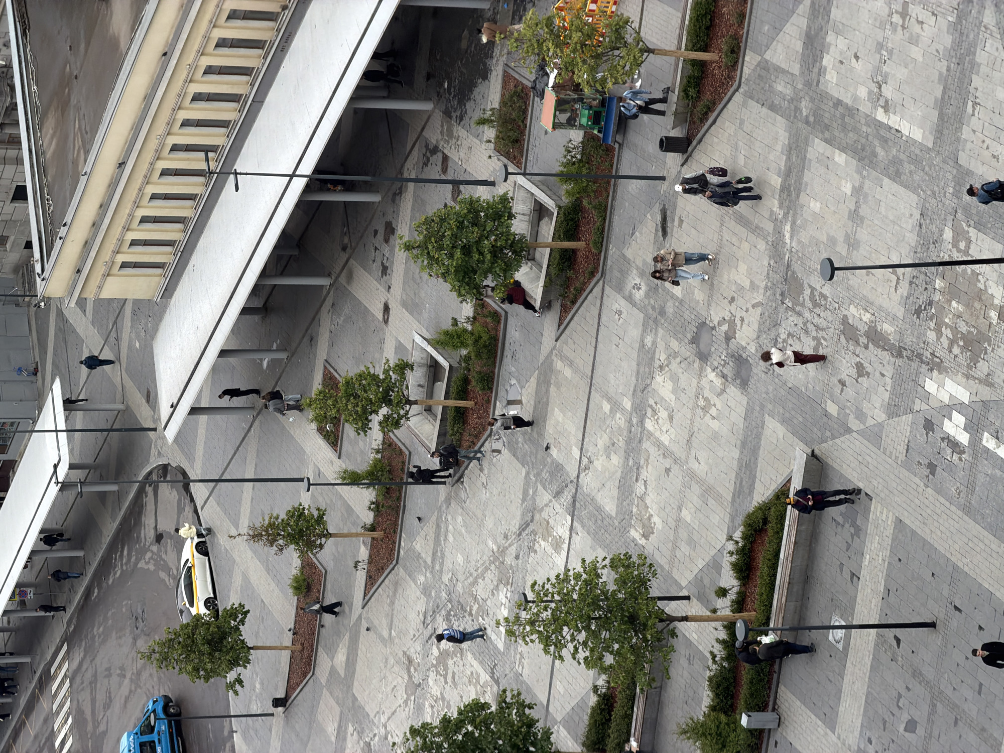 Moscow shopping displays and decorative arrangements documented by single witness