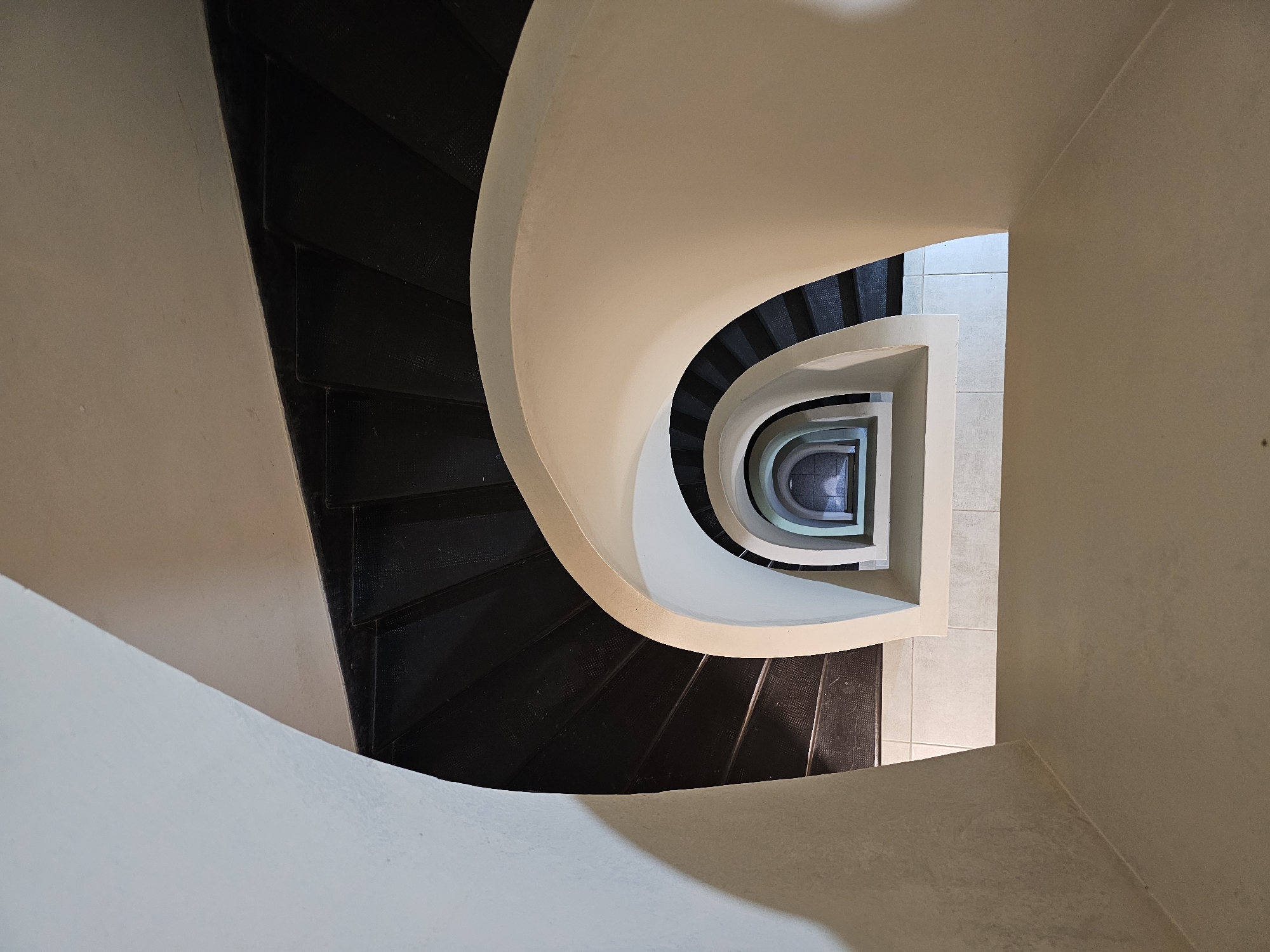 Buenos Aires witnesses document spiral staircase and narrow courtyard views