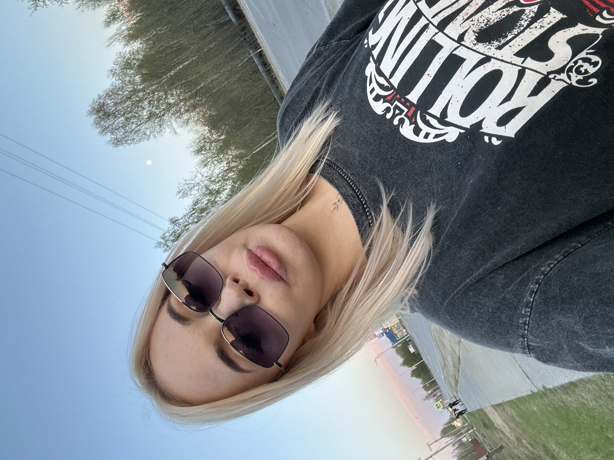 Woman takes Rolling Stones selfie session in Высокий, Russia