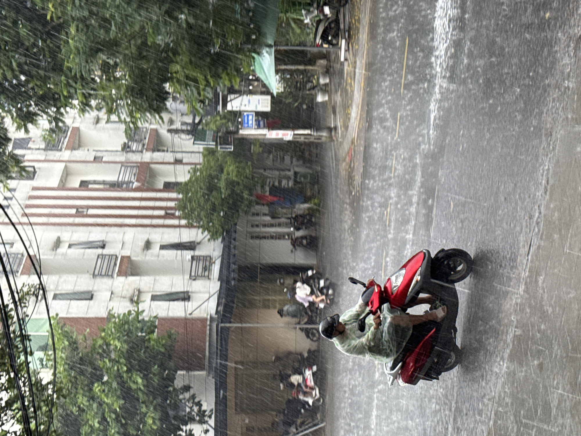 Da Nang caught in a coastal rainstorm, streets and sea both unsettled