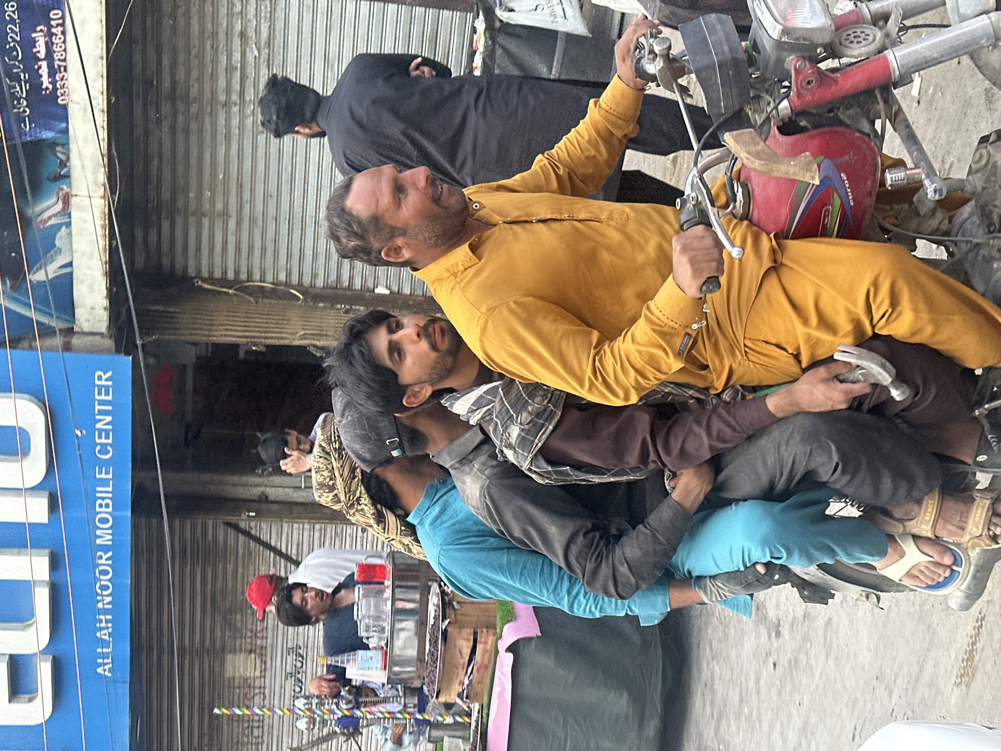 Street life documented in Quetta during afternoon hours