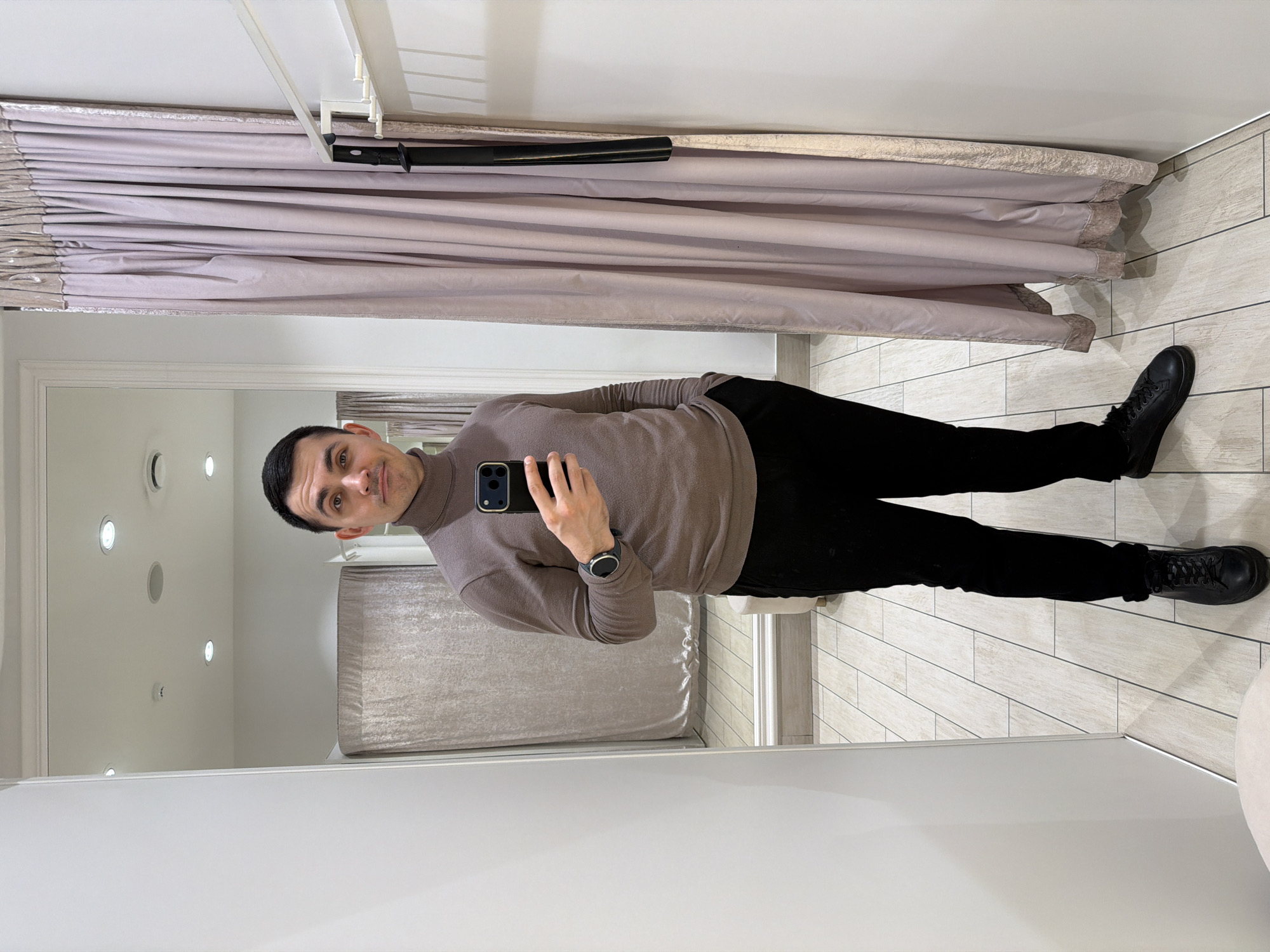 Man takes multiple selfies in Izhevsk changing room