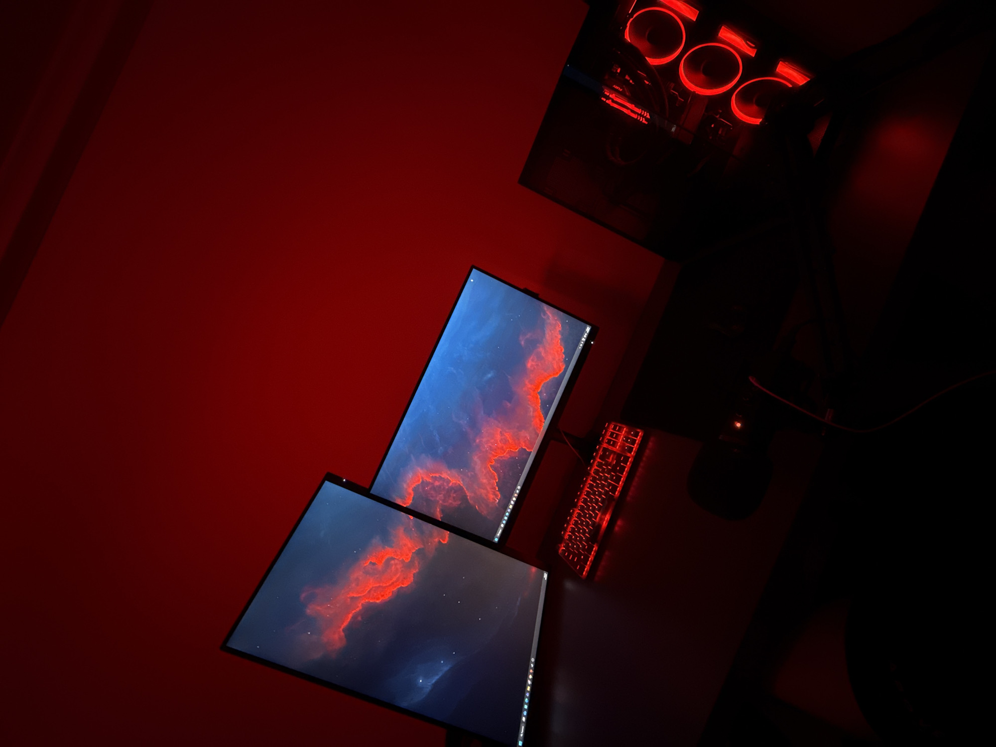 Gaming setup with dual monitors observed in Selanovtsi, Bulgaria