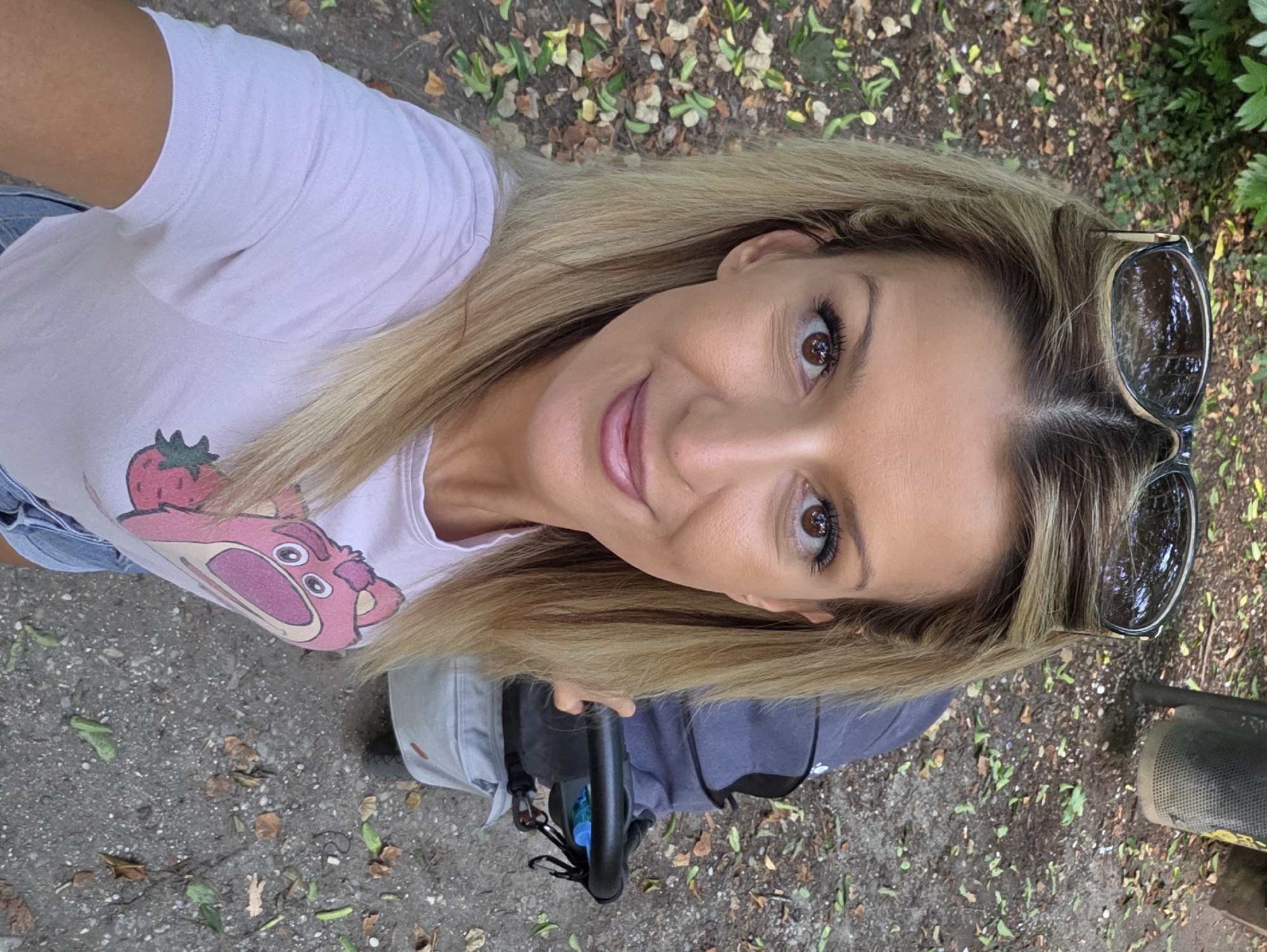 Summer morning in a Munich park, selfies and garden scenes