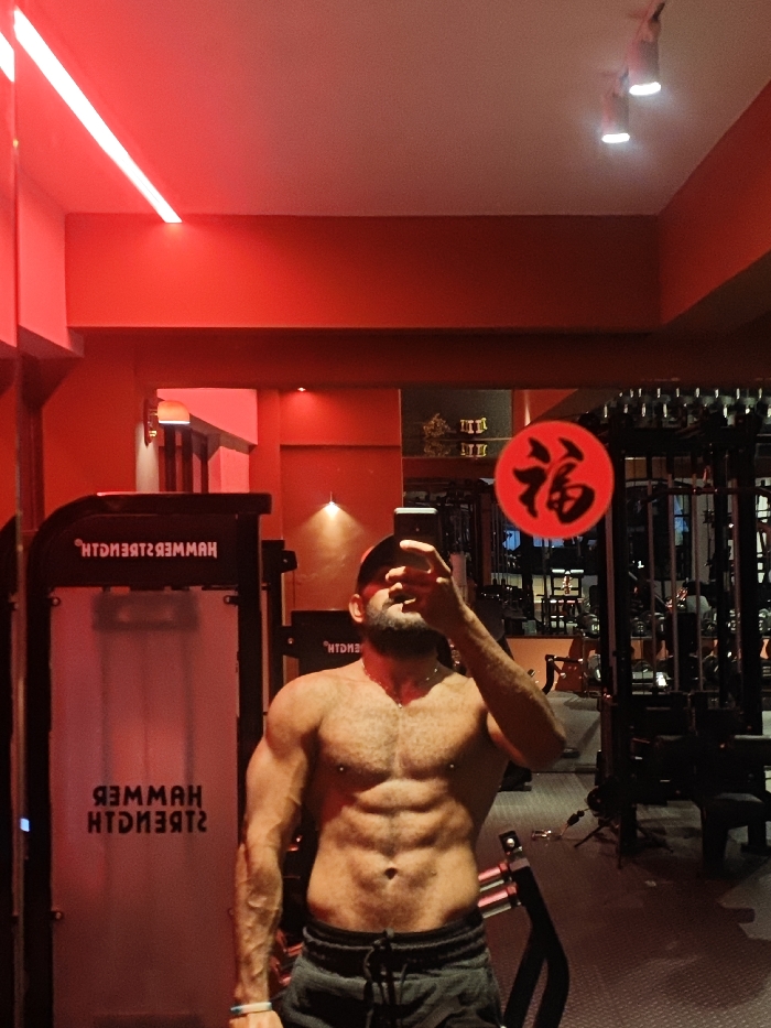 Man documents workout session at Chongqing gym