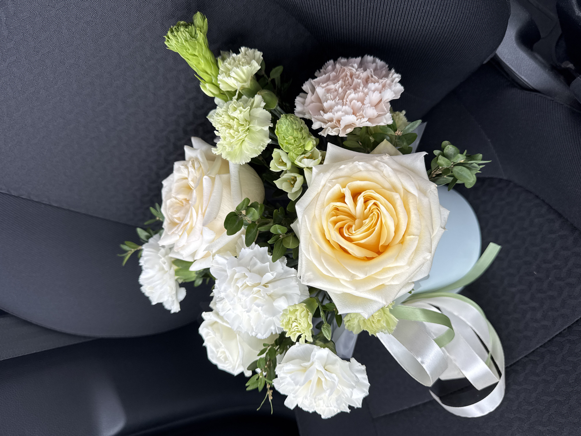 Fresh flower bouquet spotted on car seat in Izhevsk