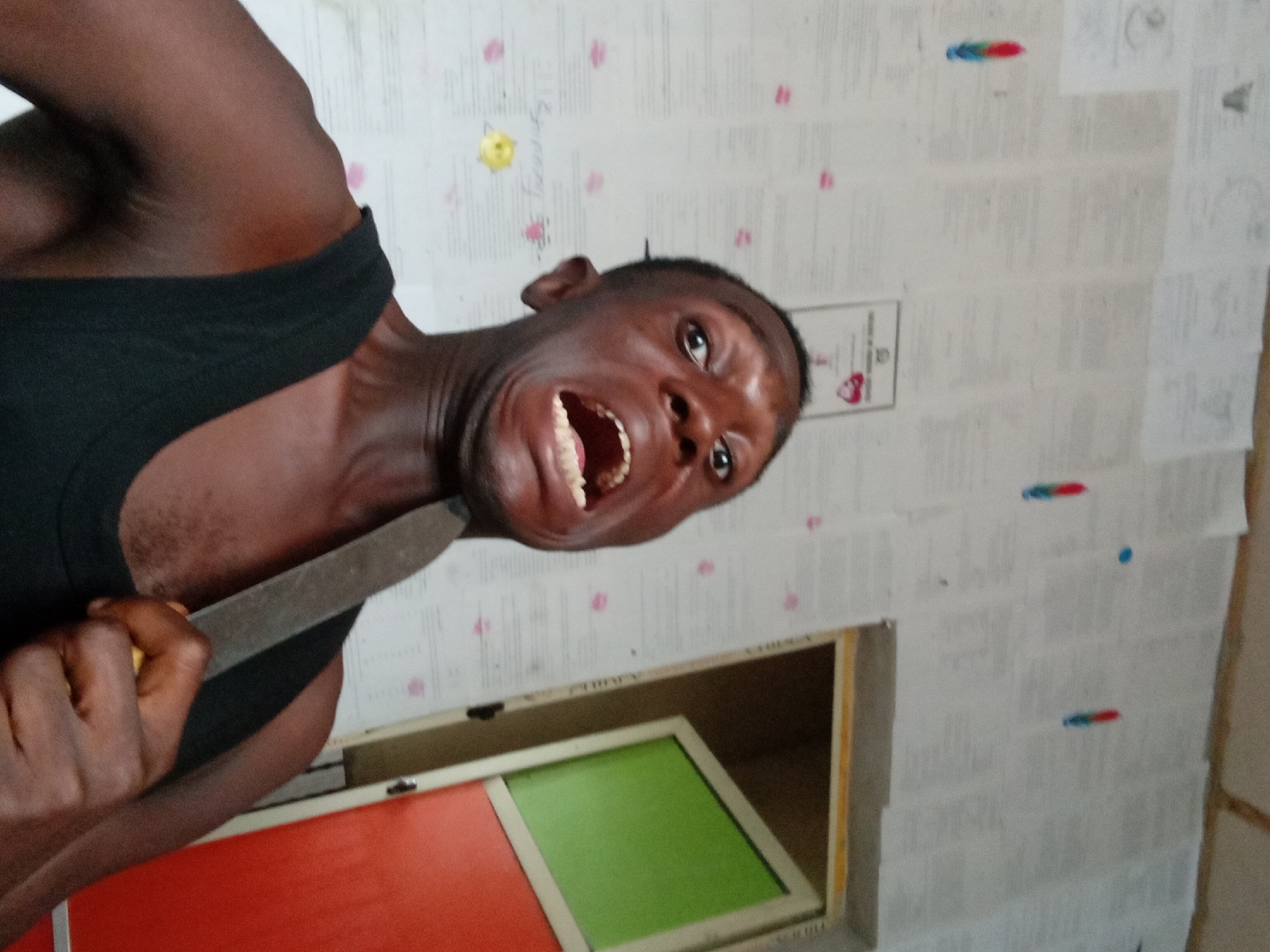 Man photographed with kitchen knives, household items in Akwete
