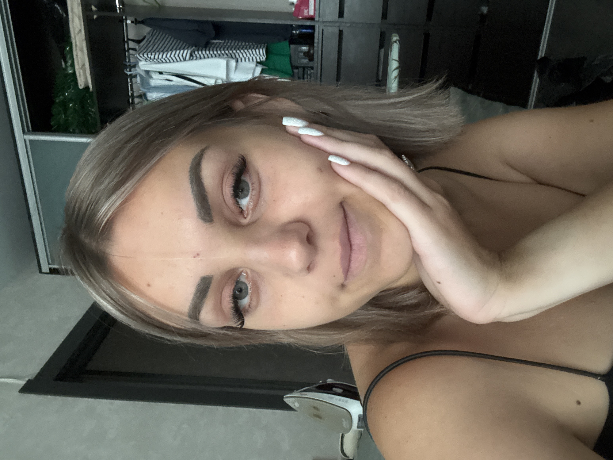 Bedroom selfie session in Yuzhno-Sakhalinsk, same look throughout.