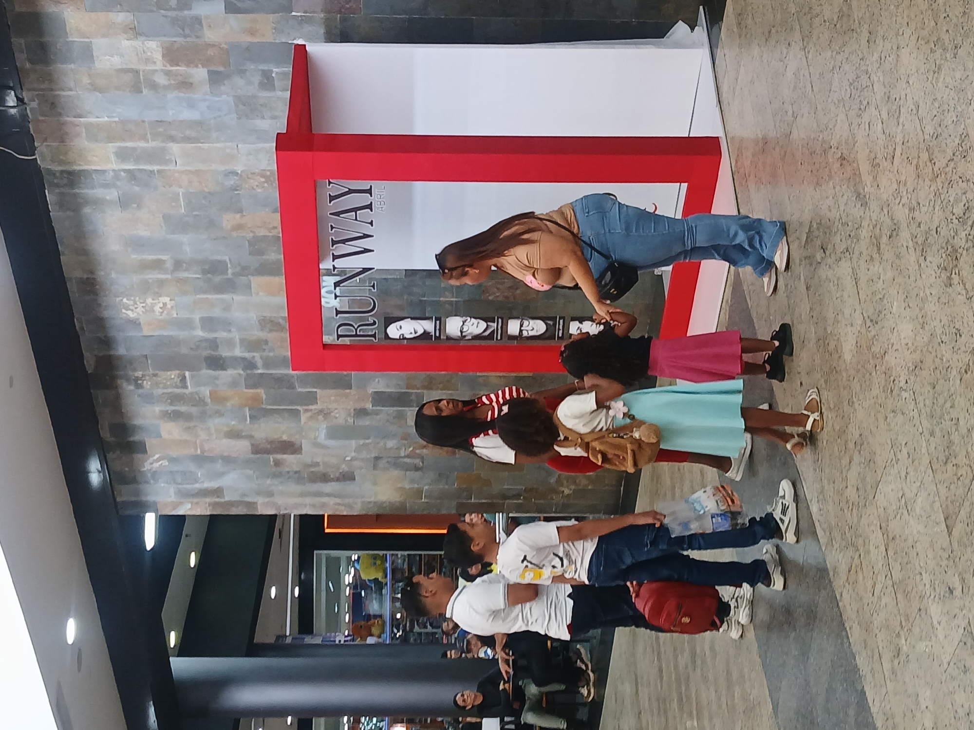 Evening shopping activity observed at Ciudad Guayana mall