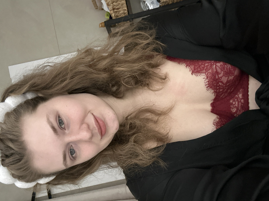 Woman documents evening beauty routine in Kazan bathroom