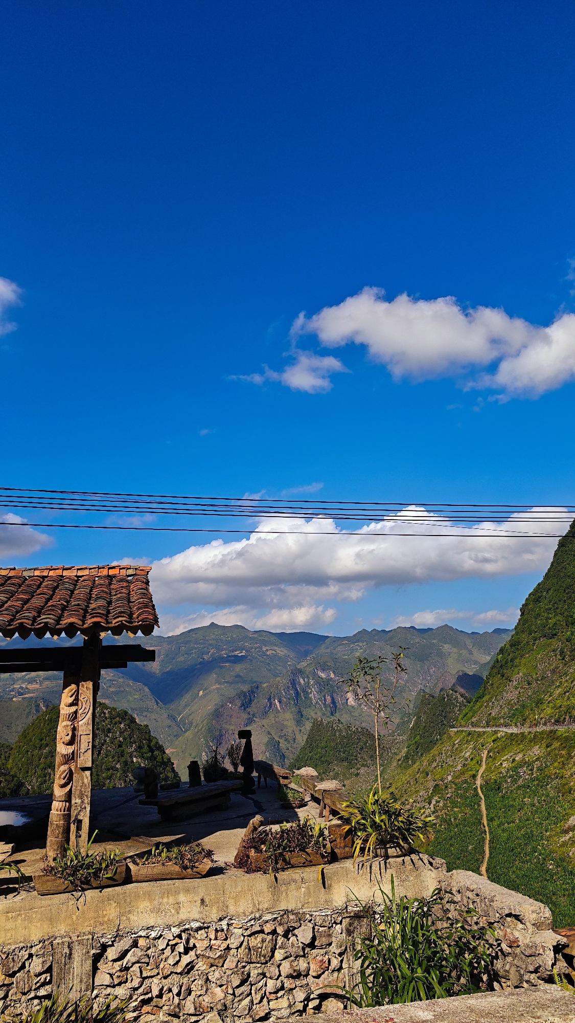 Scenic car journey documented through Vietnam's Đồng Văn mountain commune