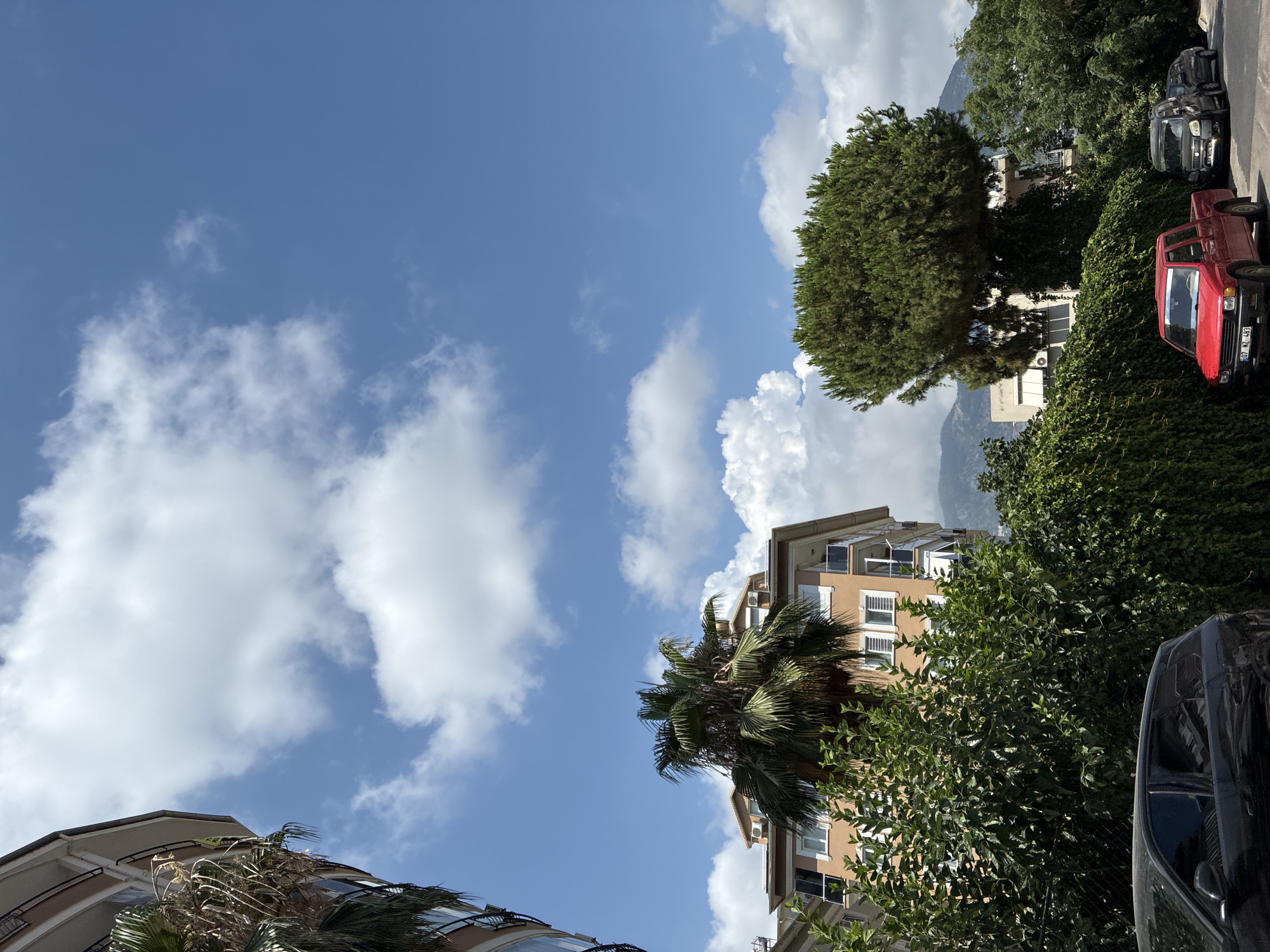 Street-level tour of Alanya's neighborhoods and mosque on a summer afternoon