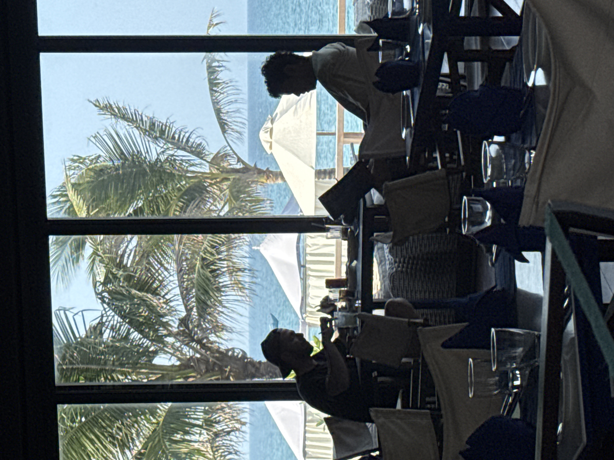 Morning scenes captured at Đà Nẵng beachfront restaurant with ocean views