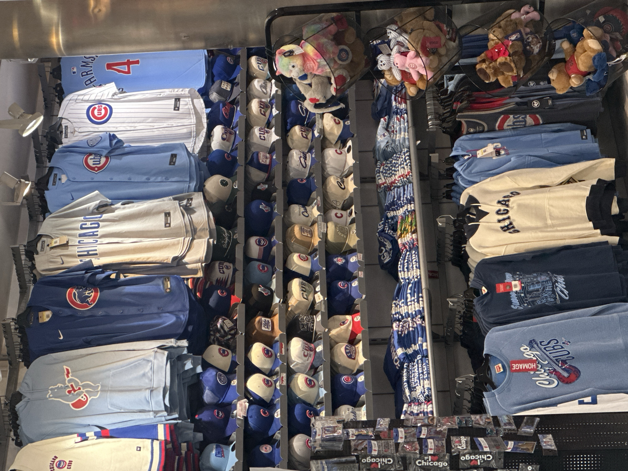 Browsing stores and common areas at Woodfield Mall