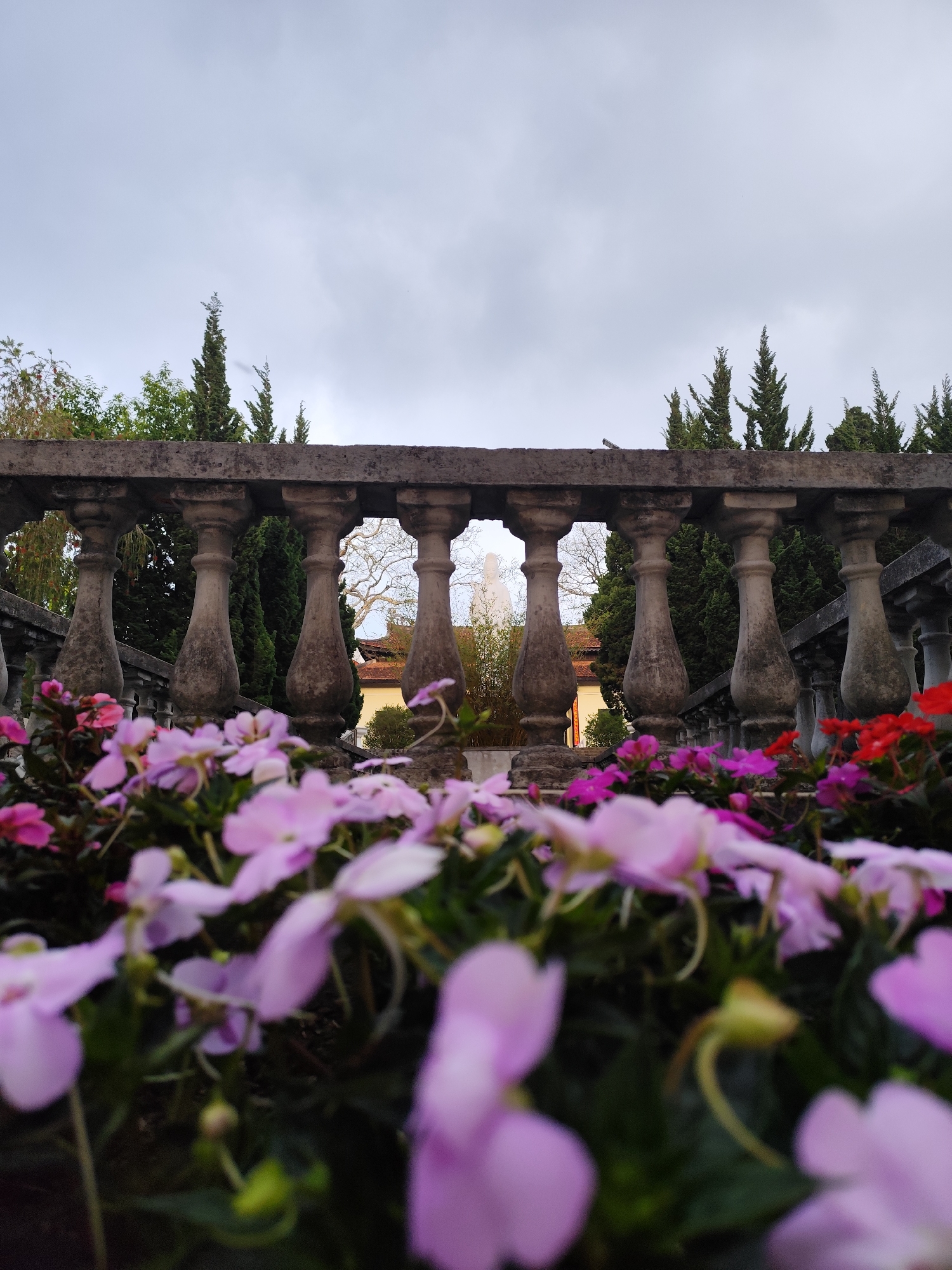 Tourist captures Da Lat's temples, architecture, street life
