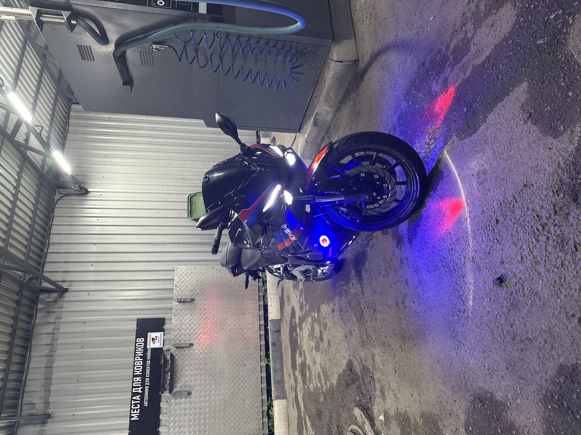 Motorcyclist takes wash and meal break in Balashikha