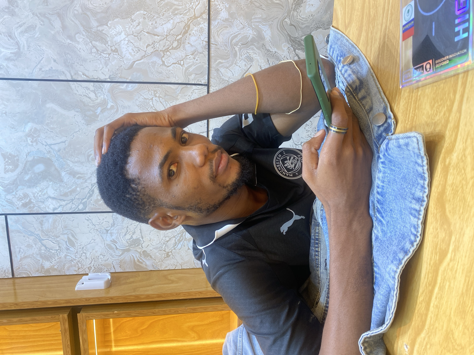 Man shops for electronics at Dar es-Salaam mobile store