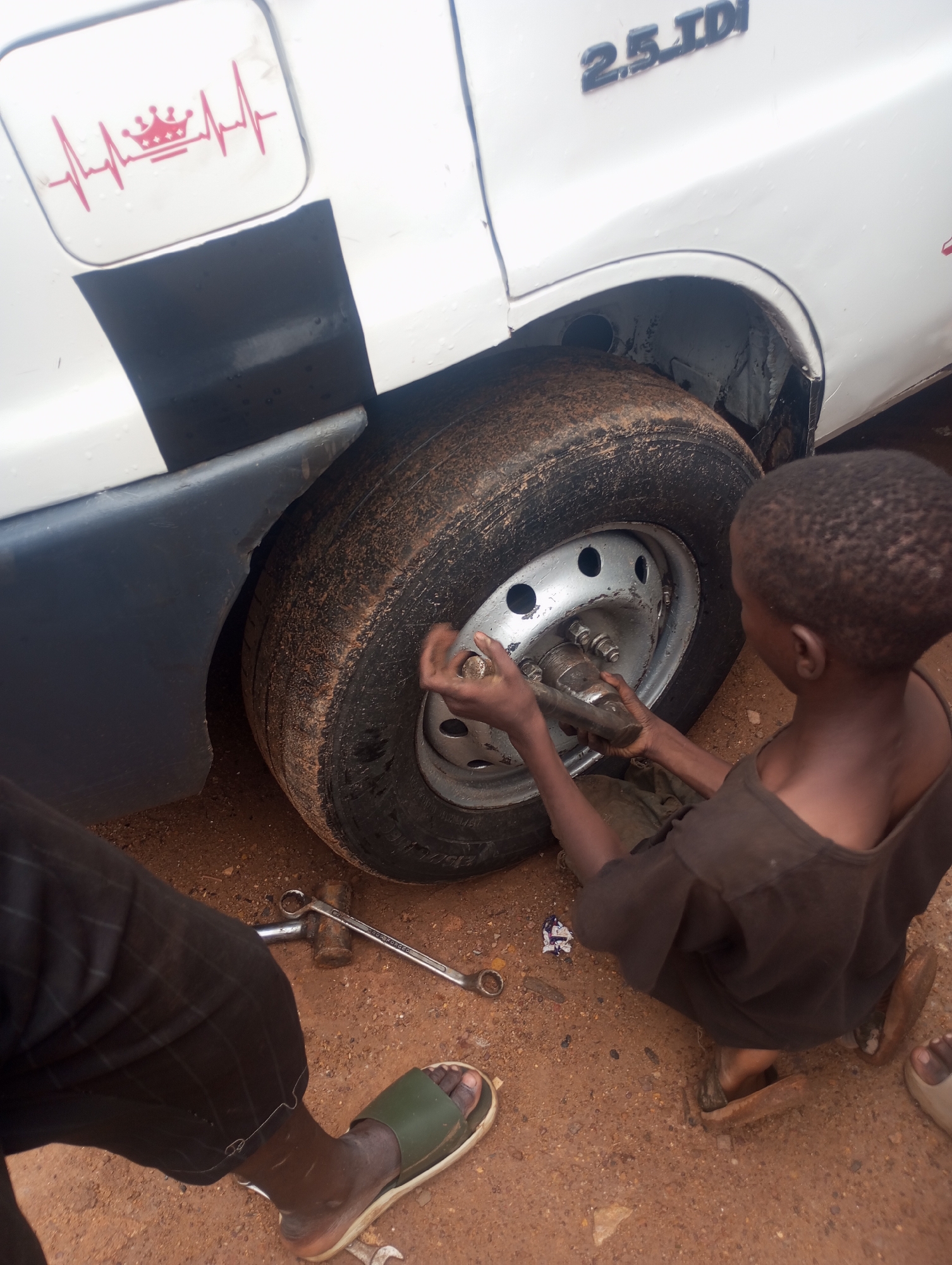 Street life, markets, and vehicles along a Barakin dirt road
