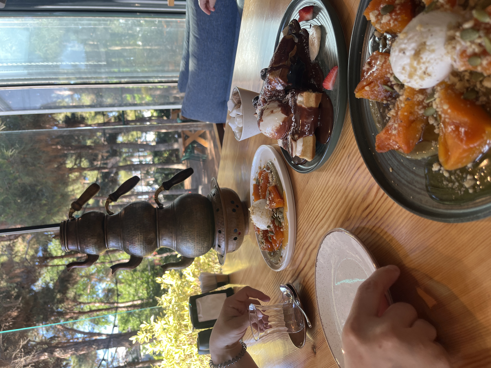 Afternoon cafe dining scene documented in Kaspiysk, Russia