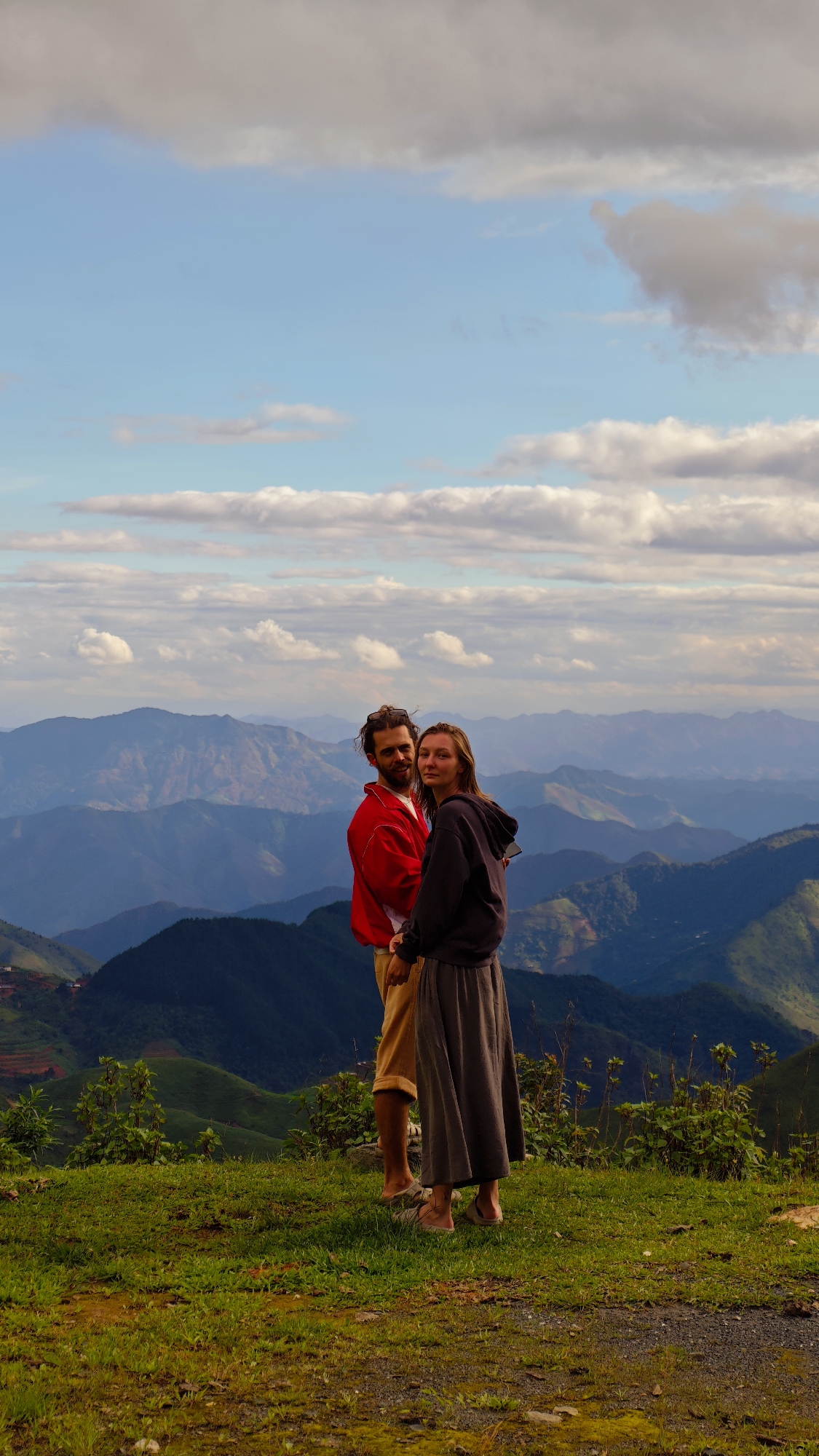 Tourists photograph scenic mountain views in Xín Vàng, Vietnam