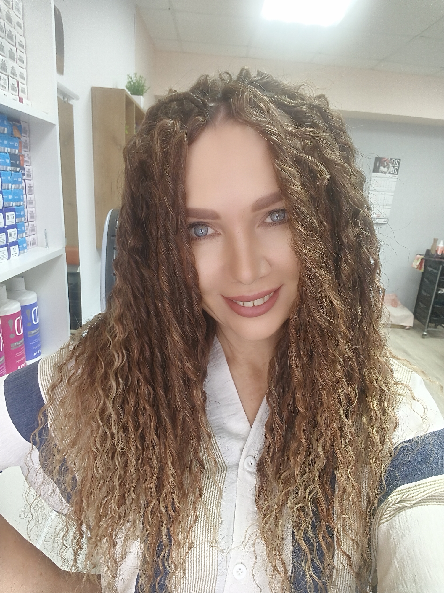 Woman gets hair styled at salon, documented over 40 minutes