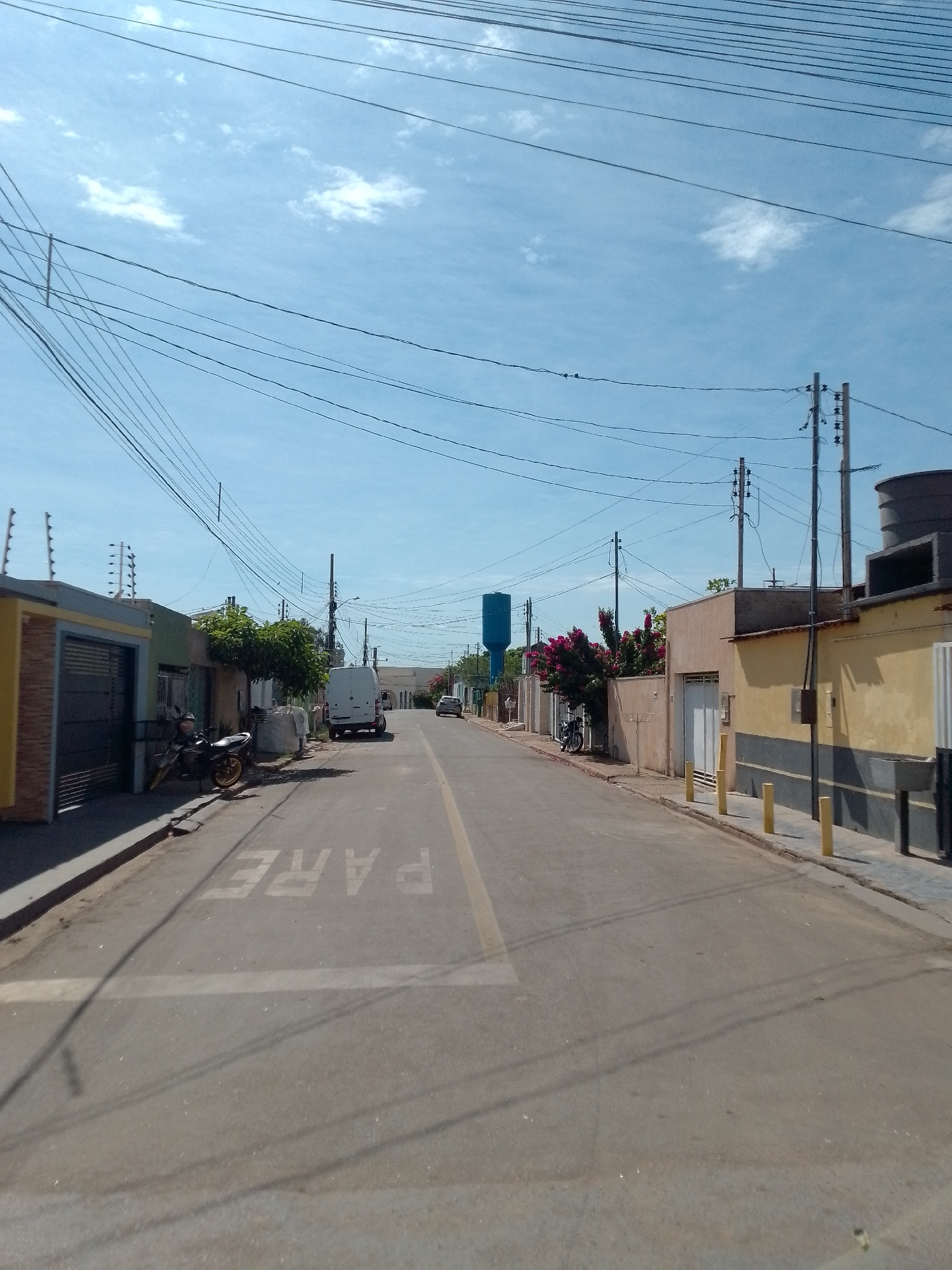 Ordinary street life documented across Cuiabá during sunny afternoon
