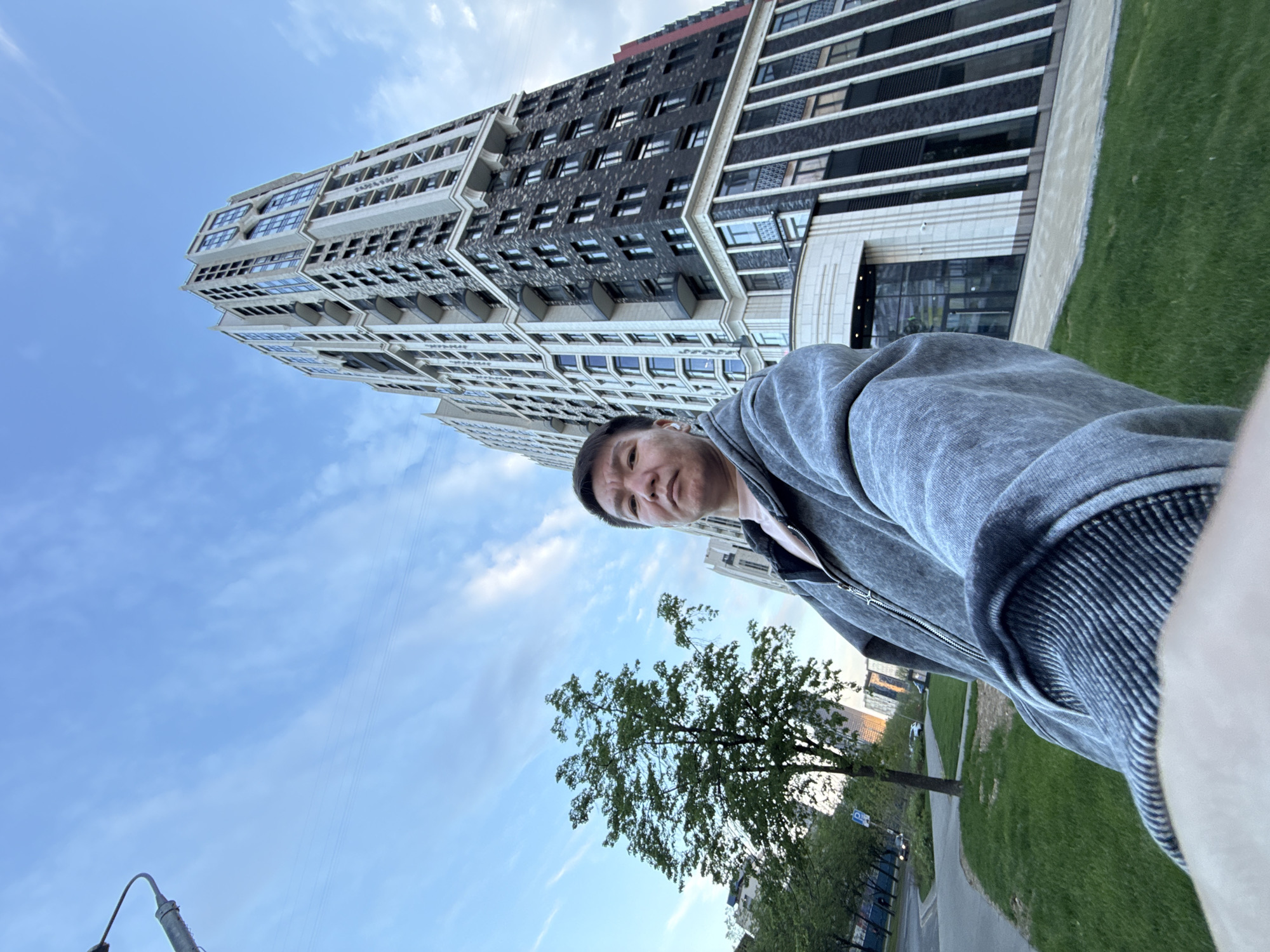 Spring afternoon scenes documented around Khimki's modern buildings