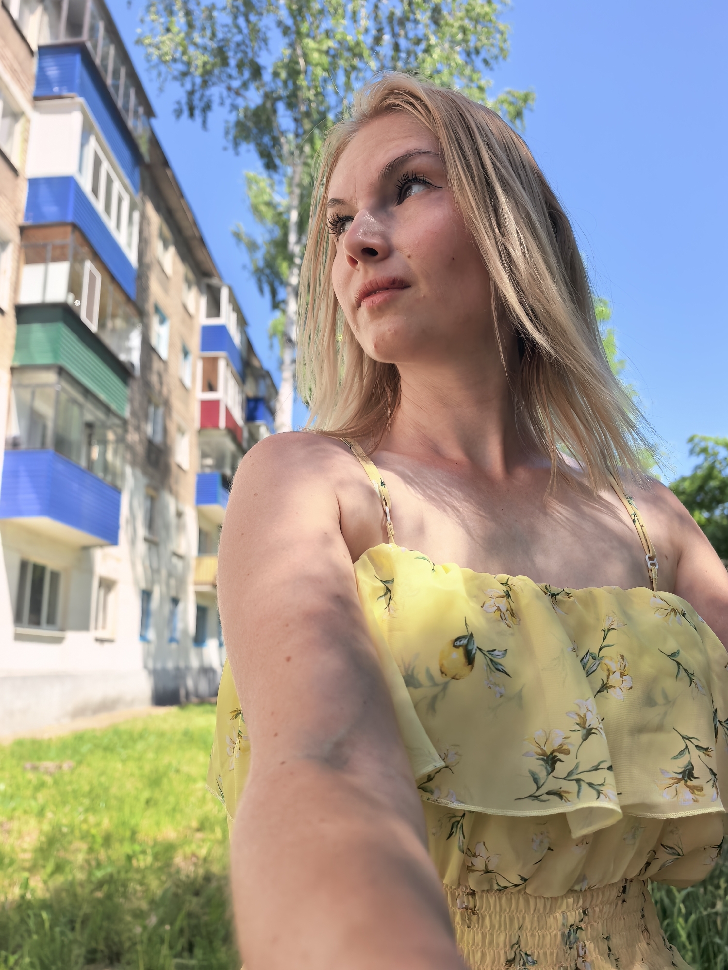 Morning life captured in Sterlitamak: selfies, sandbox play, flowers