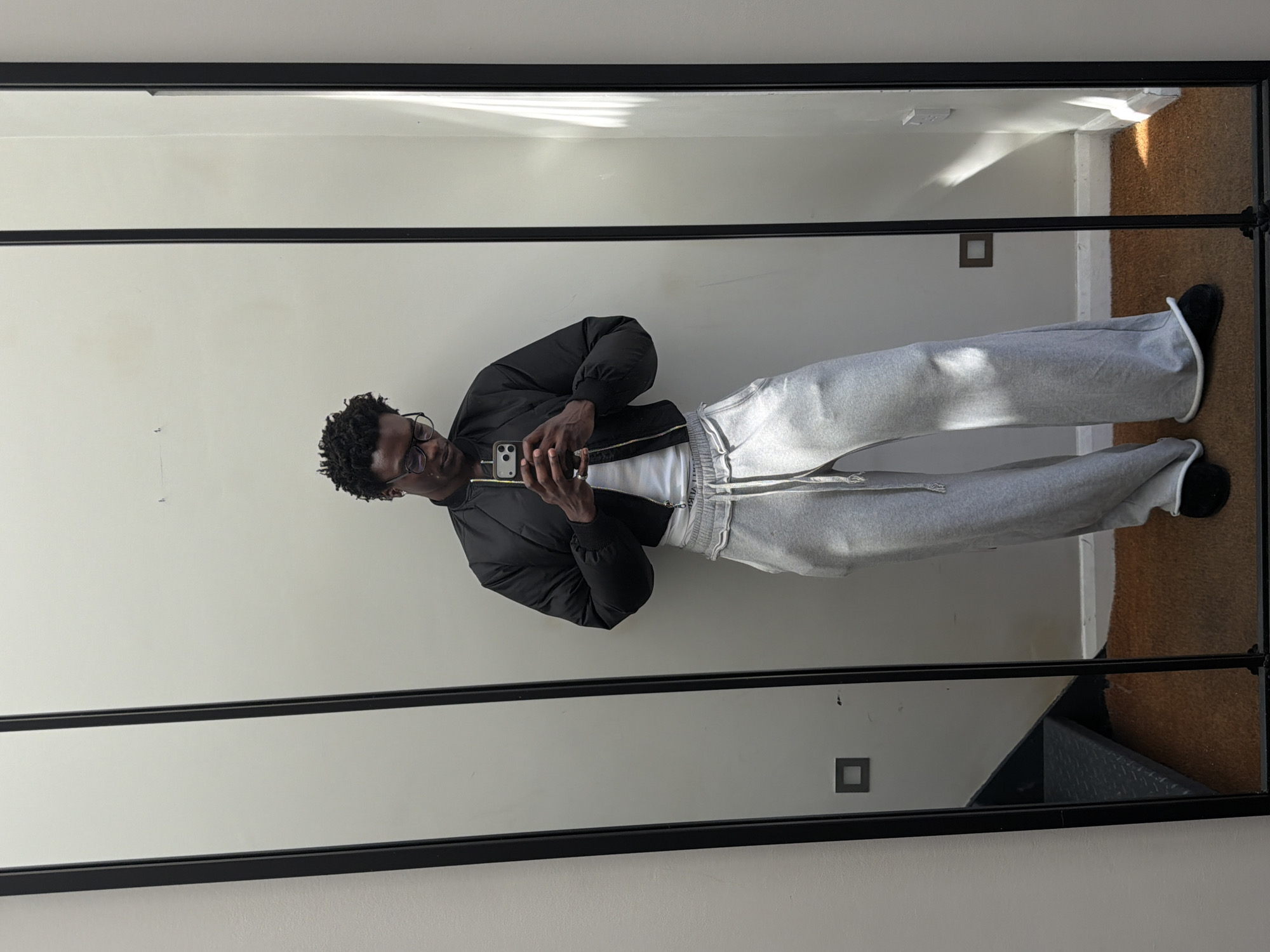 Man takes mirror selfie in London