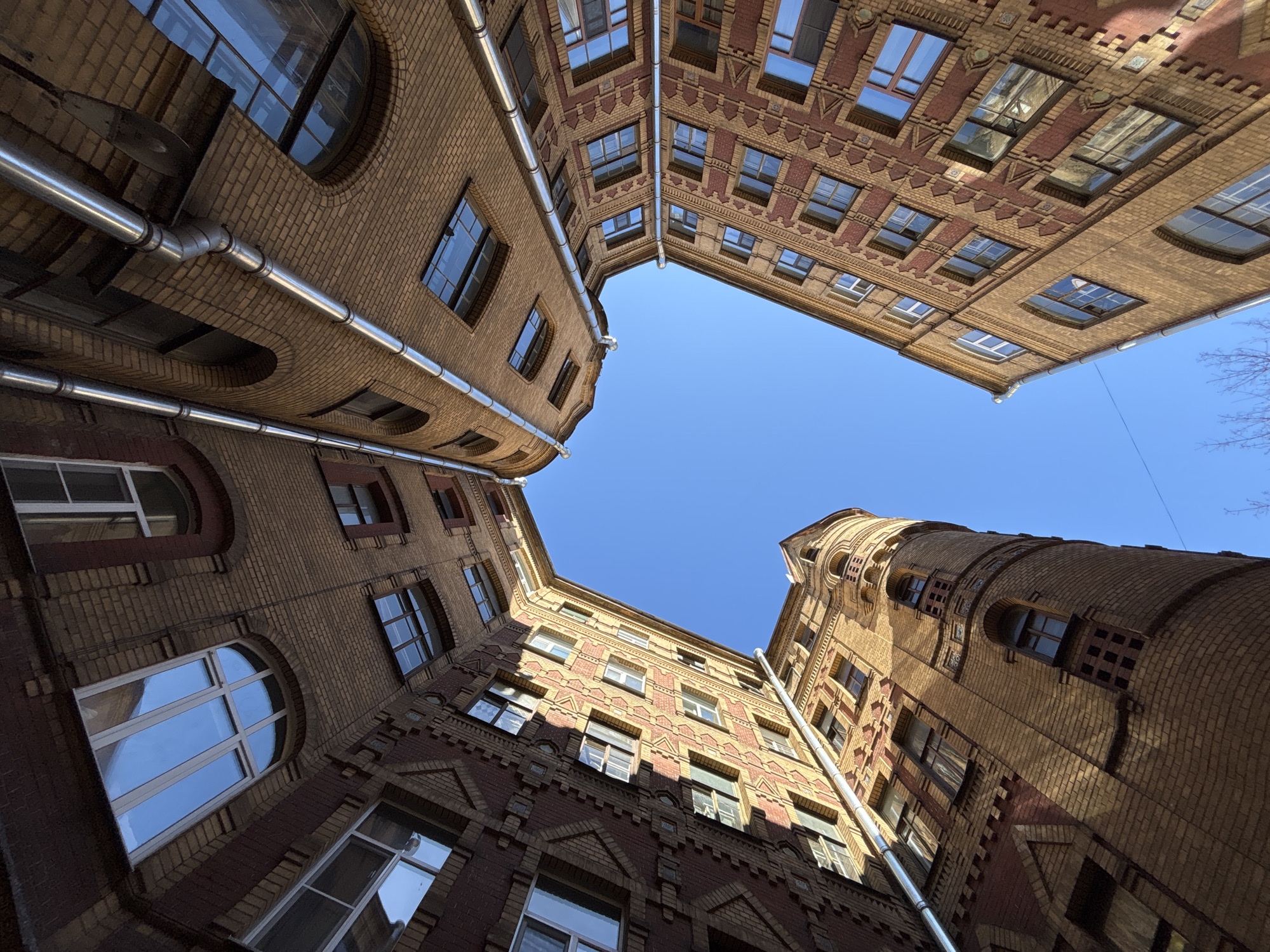 Tourist documents Saint Petersburg architecture during morning walkabout