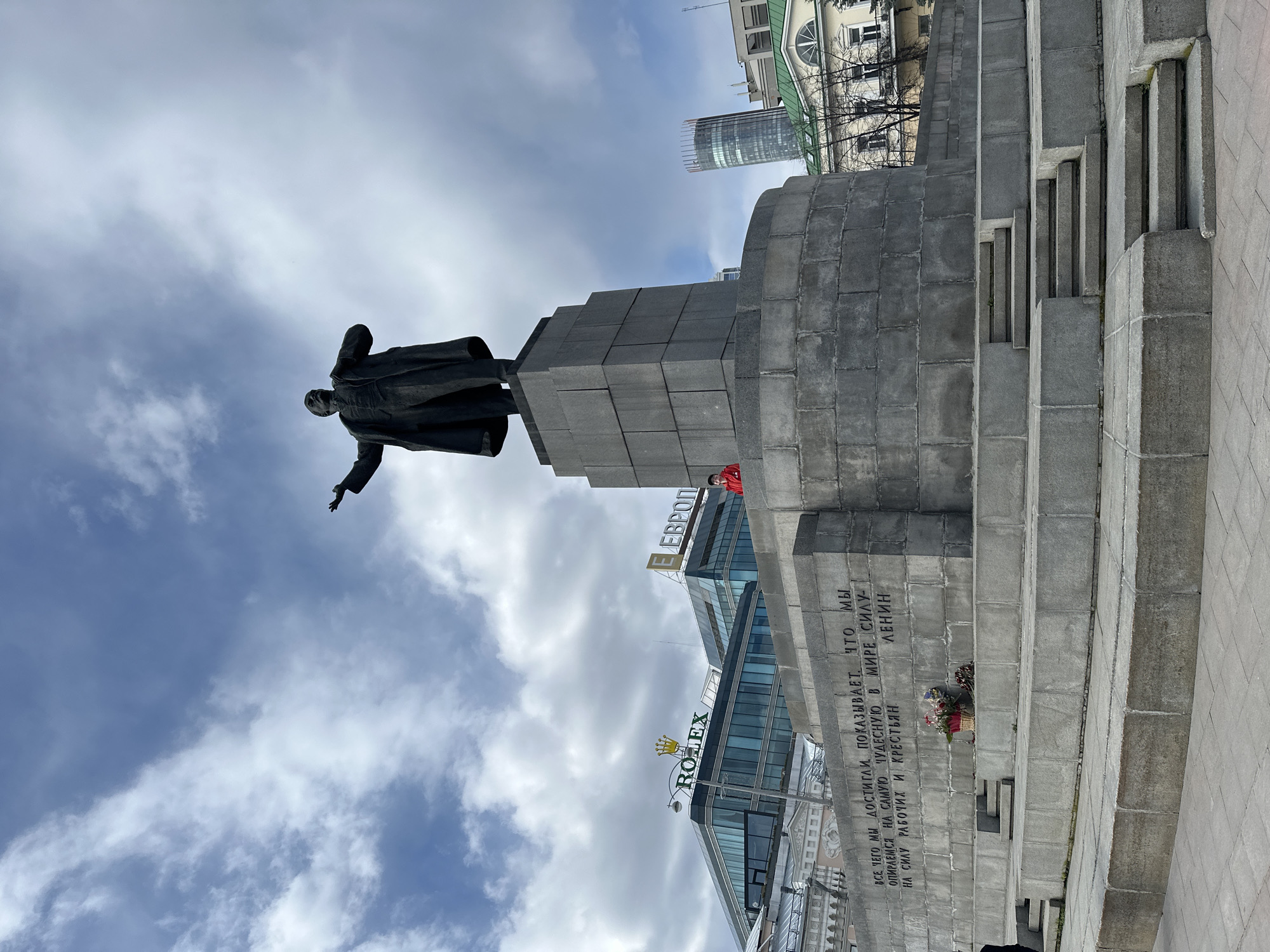 Tourist captures iconic Lenin statue and City Hall in Yekaterinburg