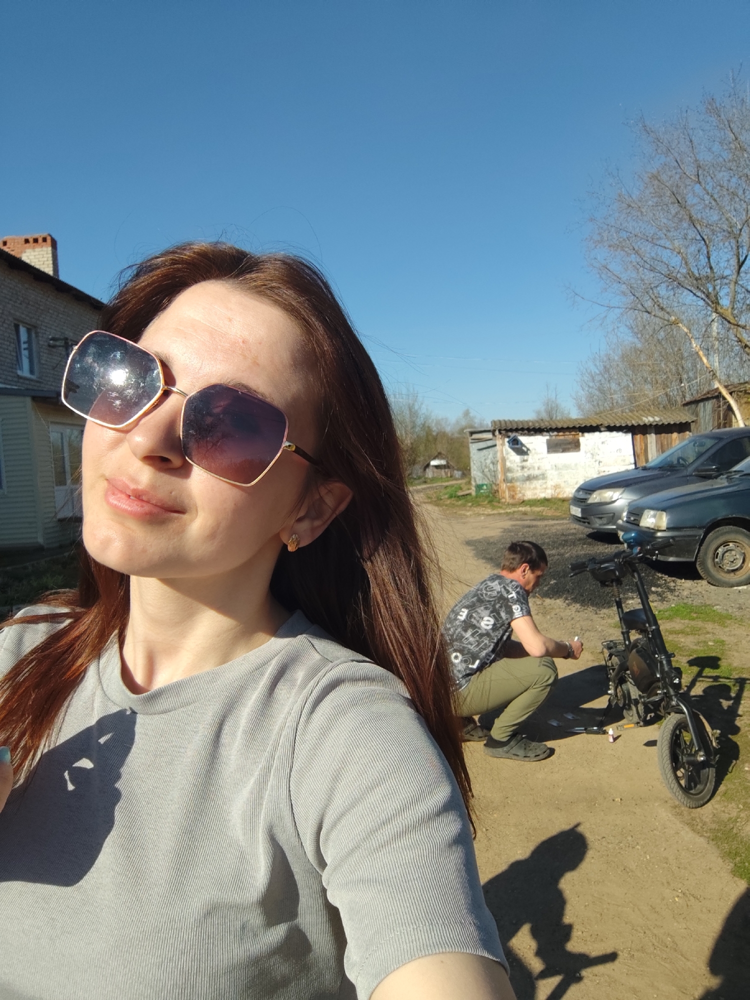 Woman takes selfies, cat spotted in tree in Фоки