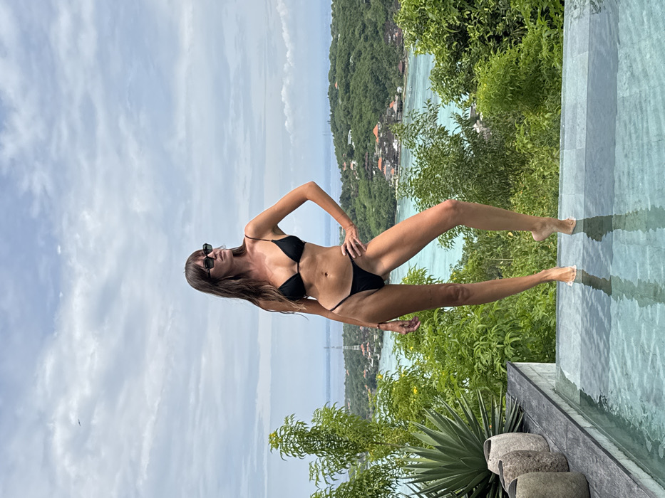 Resort guest enjoys luxury amenities at Lembongan coastal property