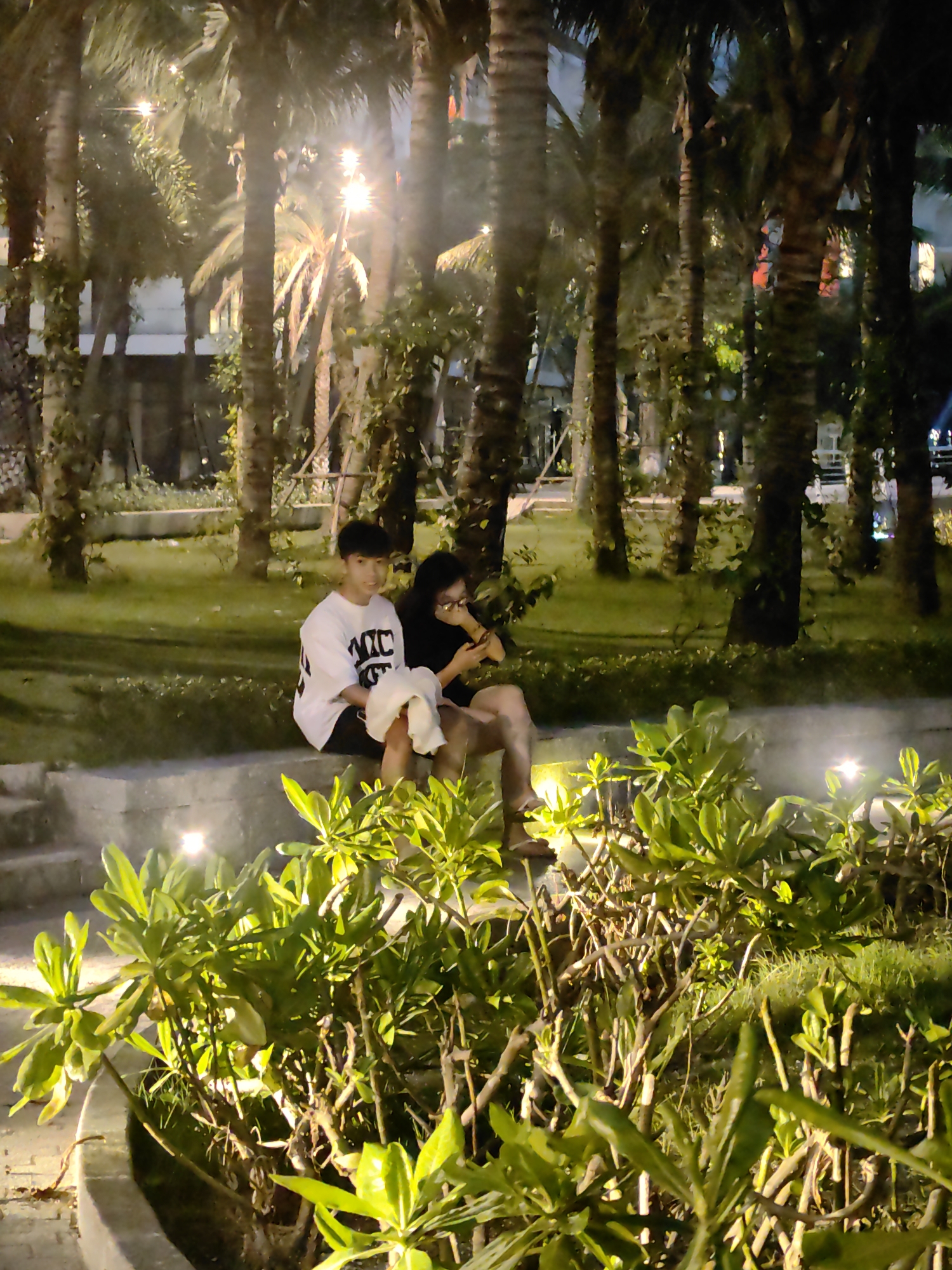 Evening leisure activities captured in Vietnam's Bai Chay Ward