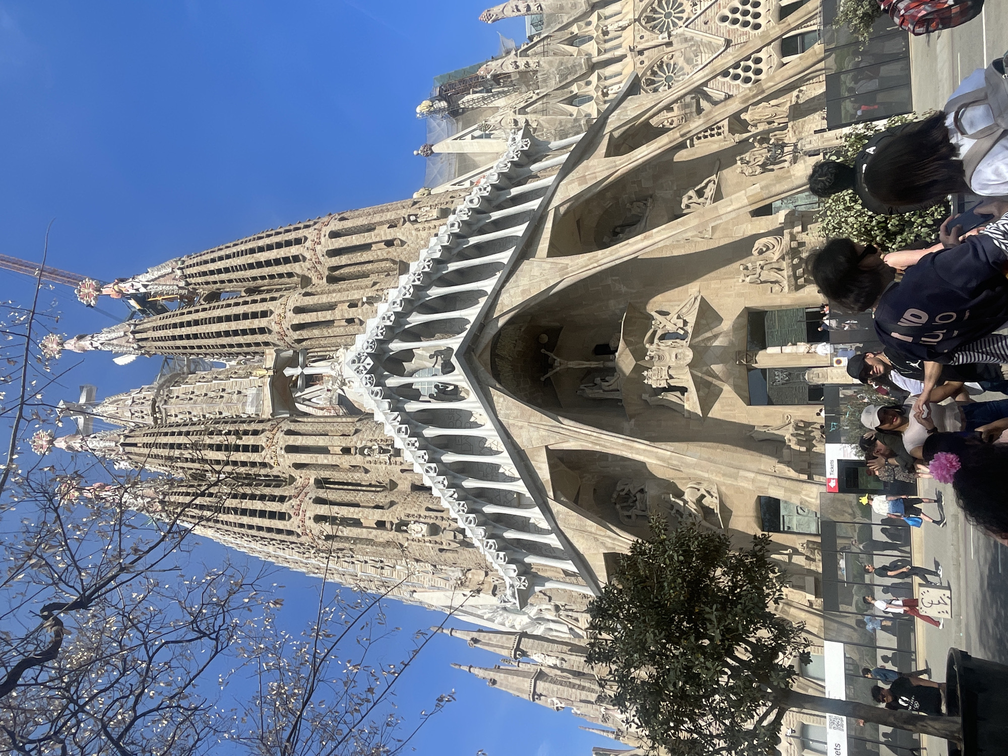 Tourist captures Sagrada Familia and street drums in Barcelona
