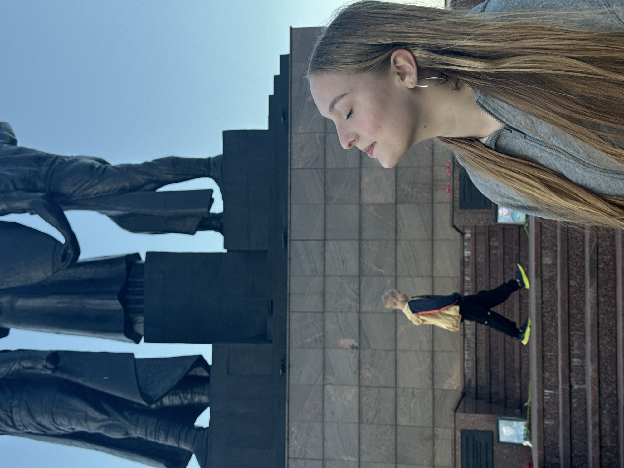 Afternoon at Perm's bronze monument, selfies and summer flowers