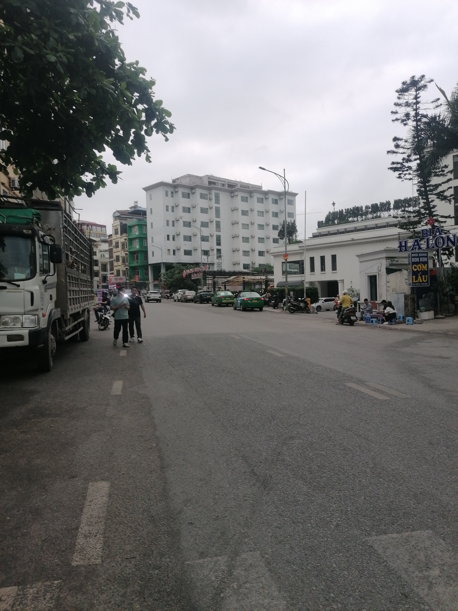 Daily life snapshots captured across Bai Chay Ward streets
