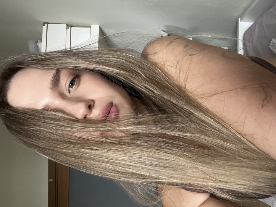 Woman documents morning routine with selfies, makeup in Saint Petersburg