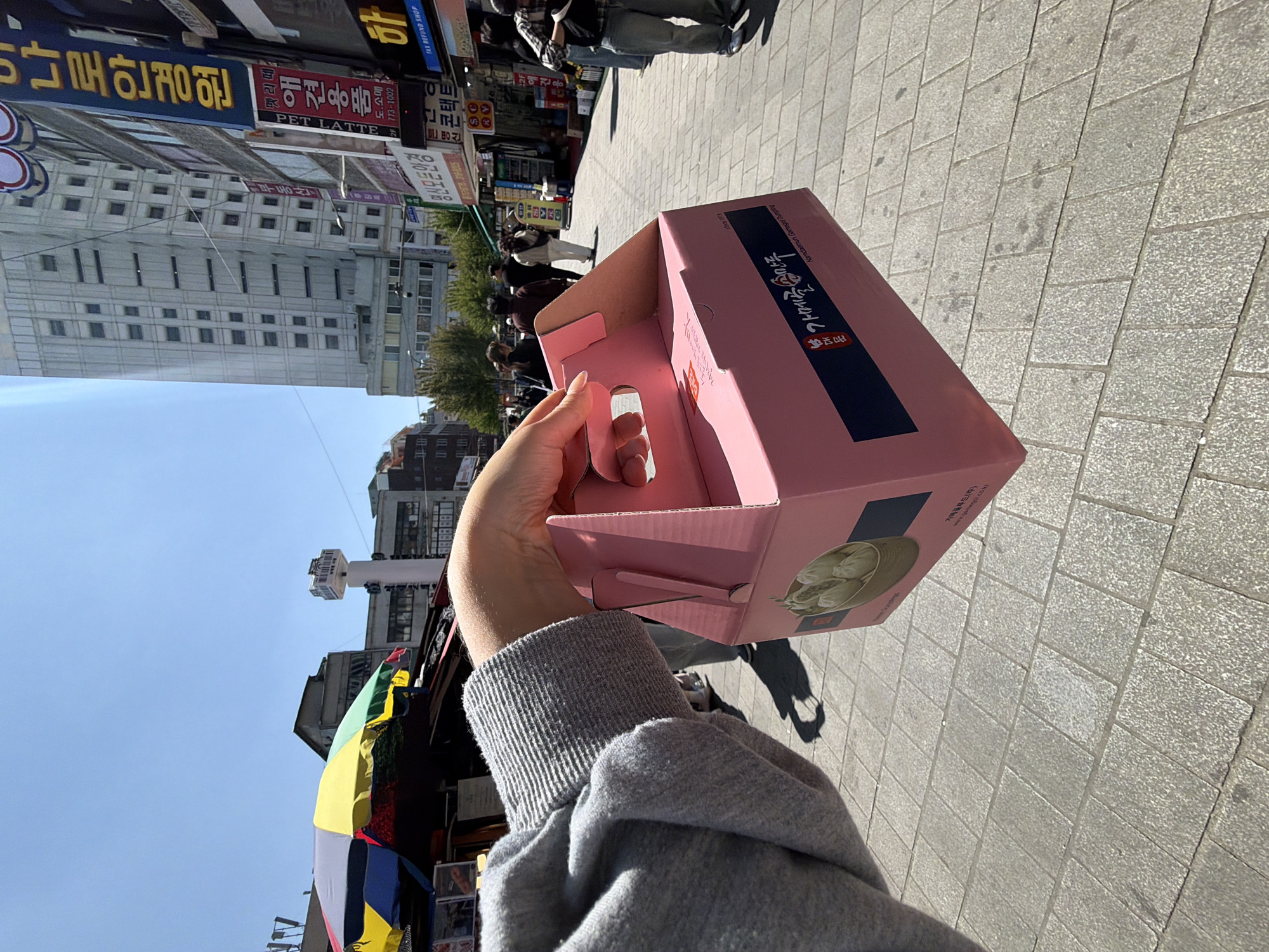 Seoul food vendors and markets active during early morning hours