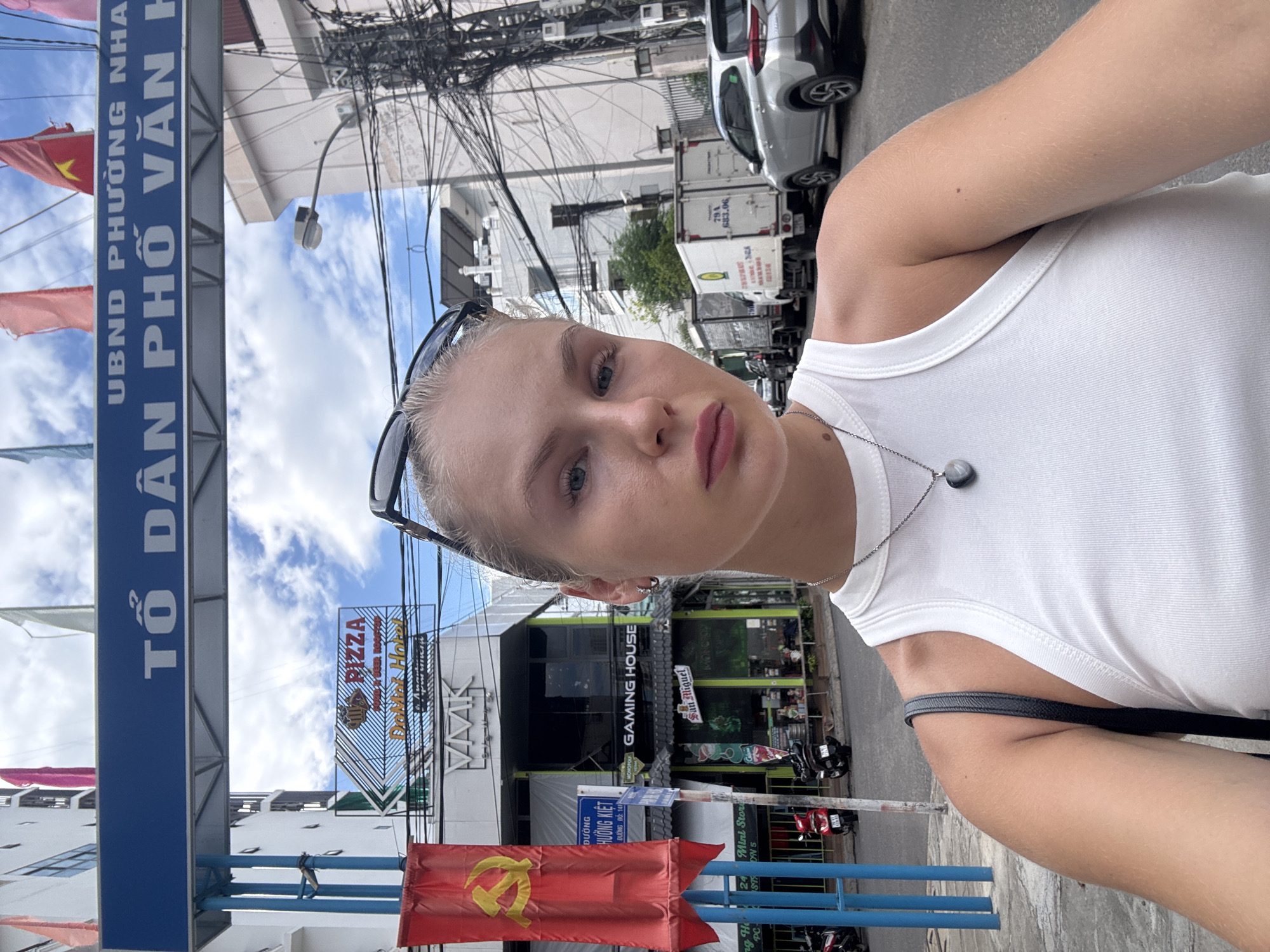 Nha Trang street life: motorbikes, vendors, and city movement