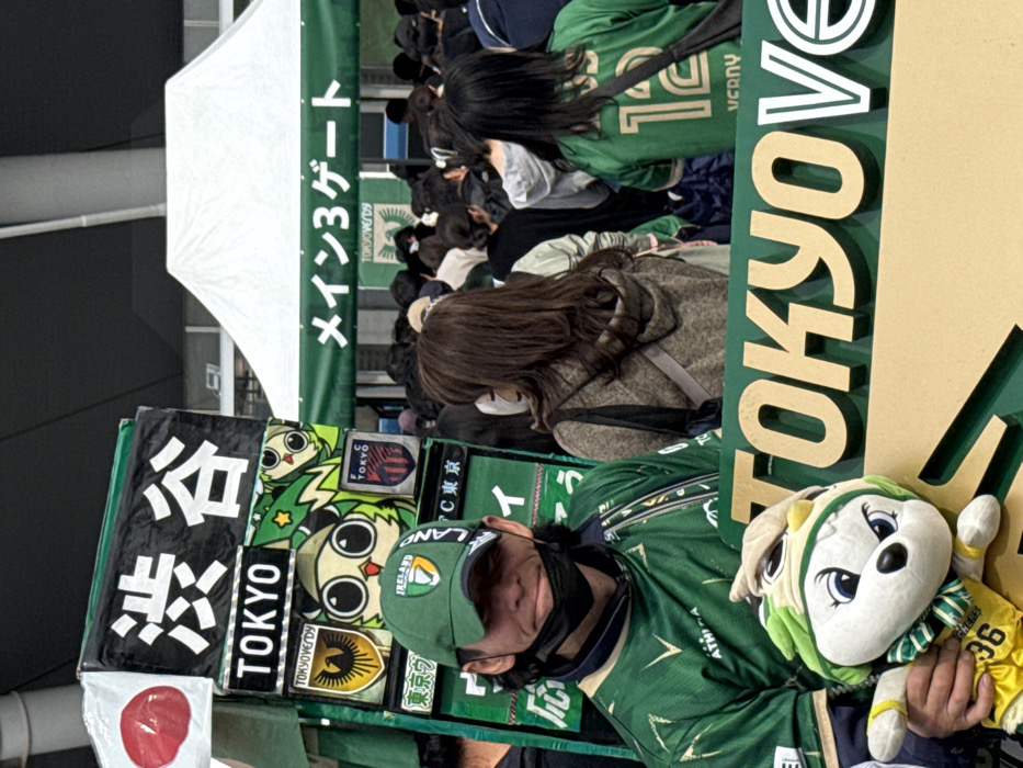 Early morning crowd gathers at Ajinomoto Stadium entrance