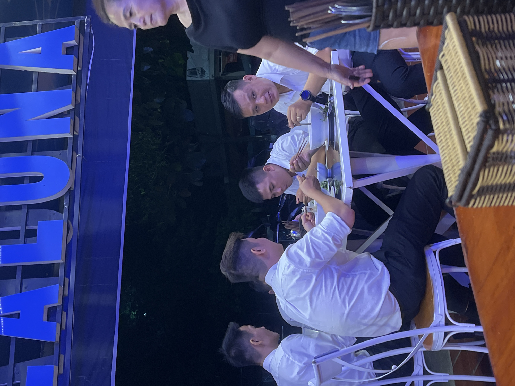 Men gather for evening meal at outdoor eatery in Đà Nẵng