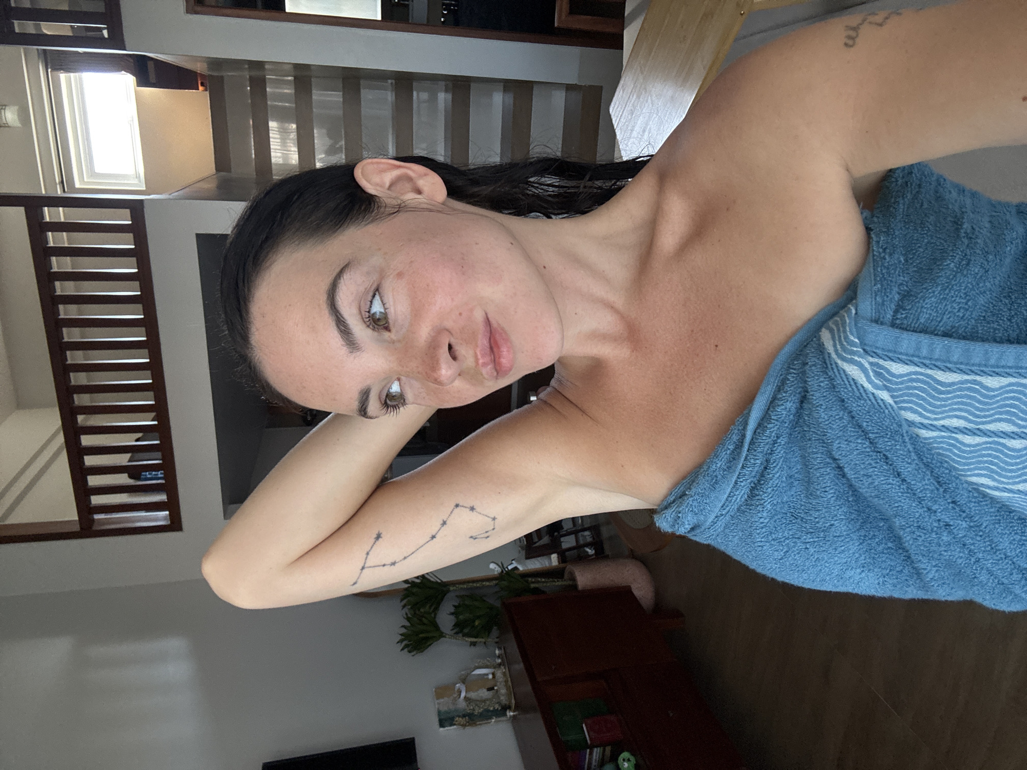 Post-shower selfies and rooftop views from a North Kuta residence