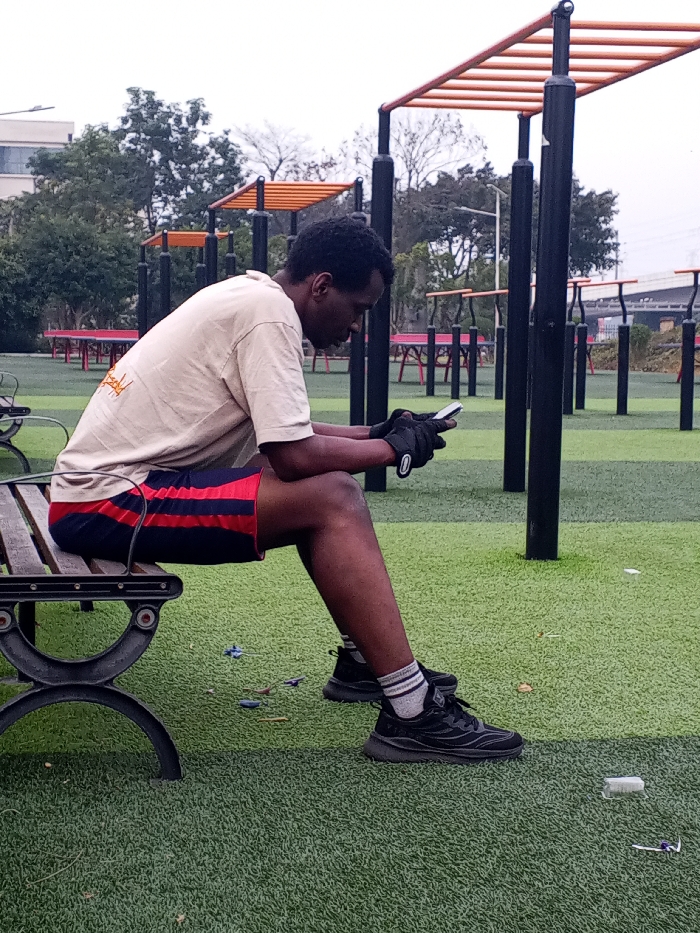 Black athlete works out at Chinese public fitness parks