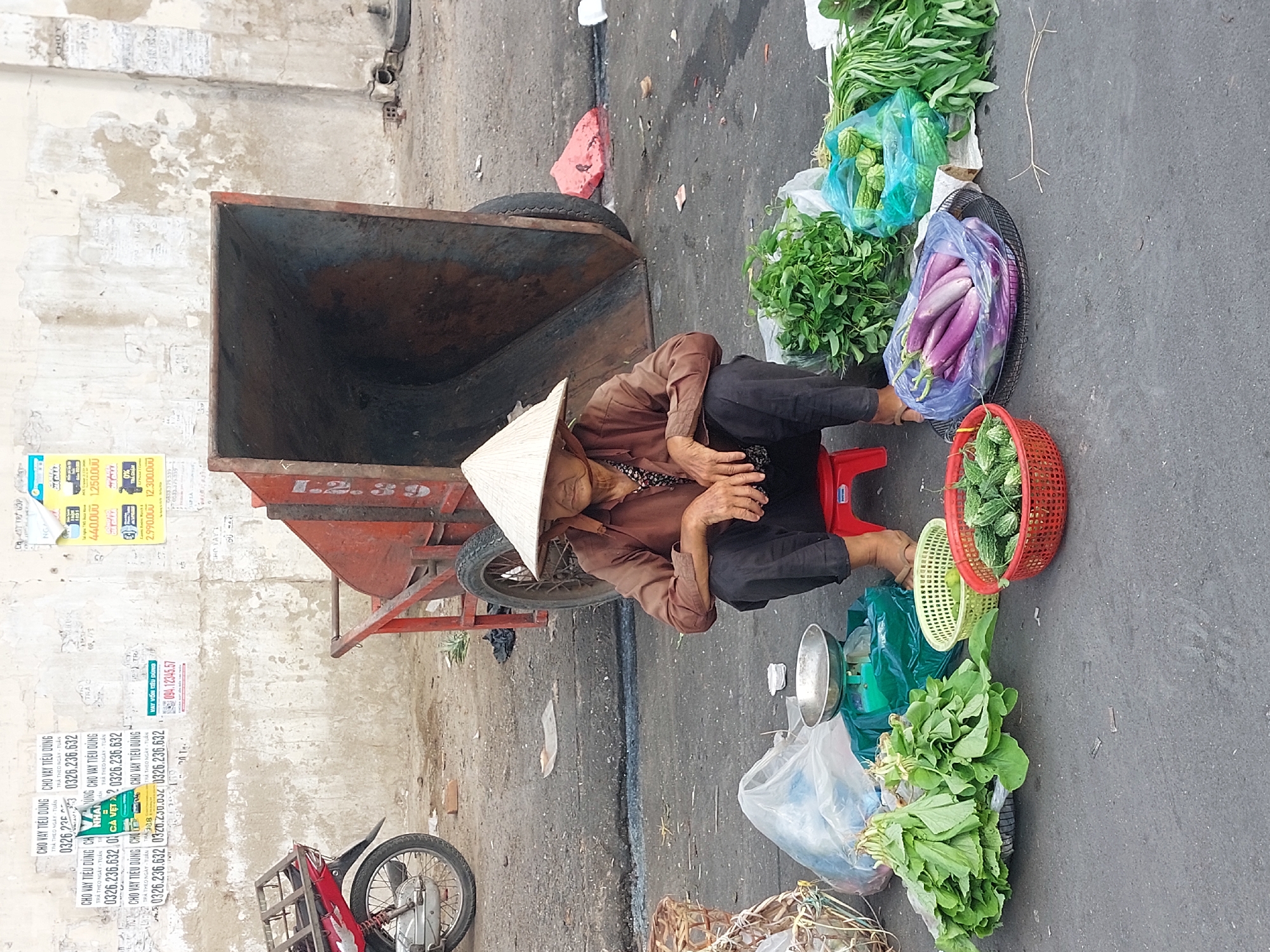 Morning market in full swing across Nha Trang's streets