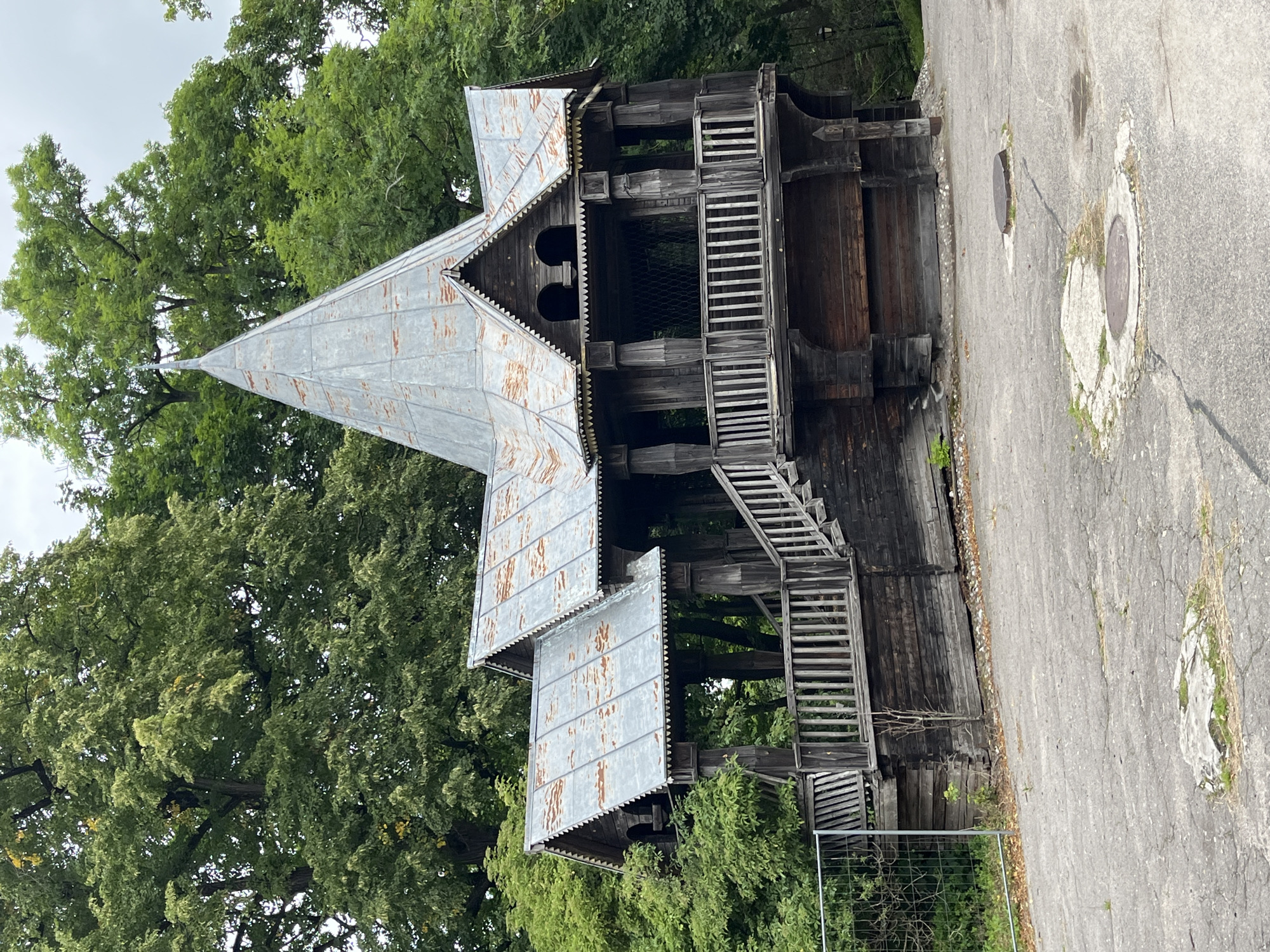 Exploring a Kaliningrad zoo's historic grounds and animal enclosures