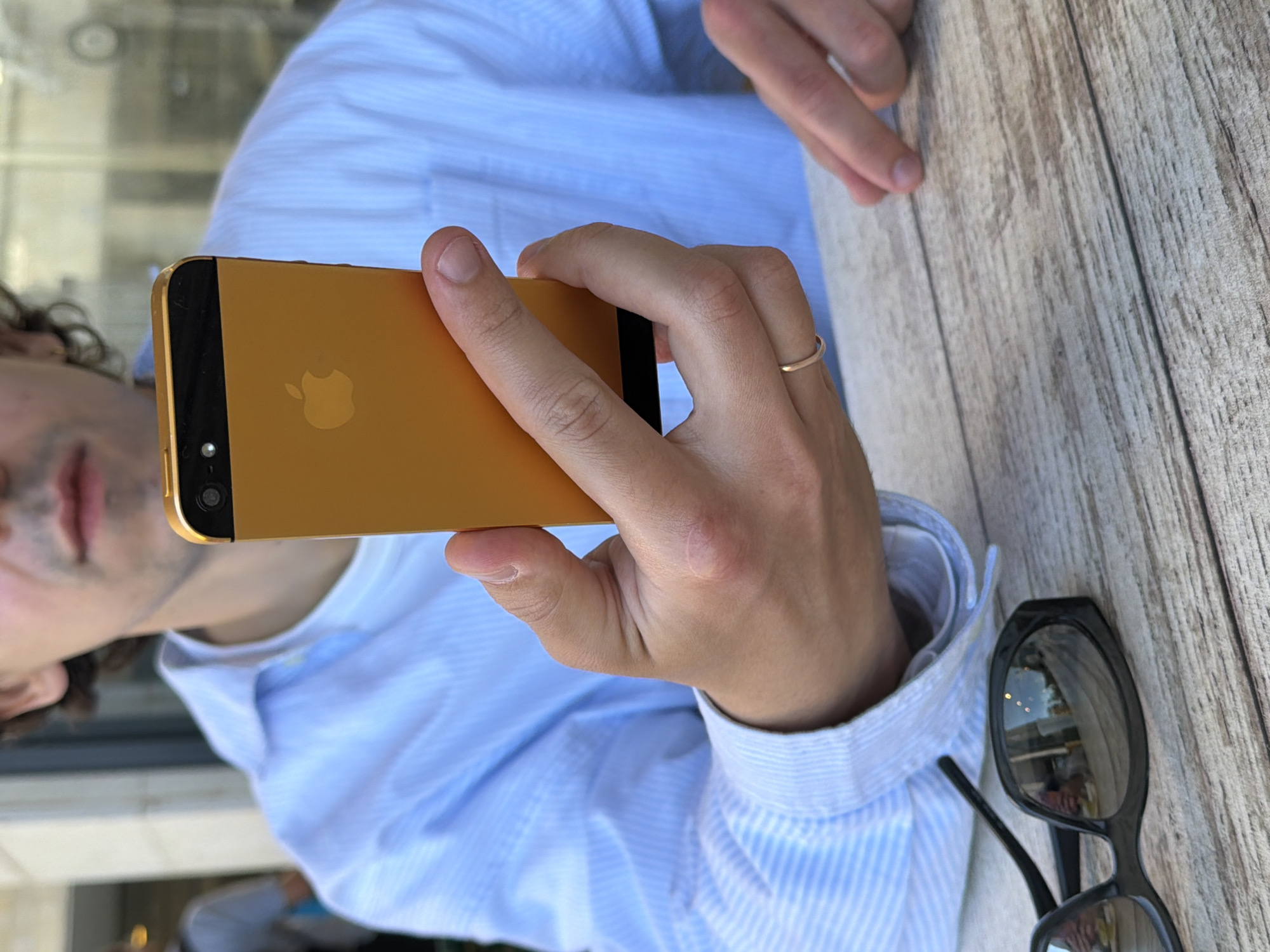 Man photographed with gold iPhone in Tel Aviv